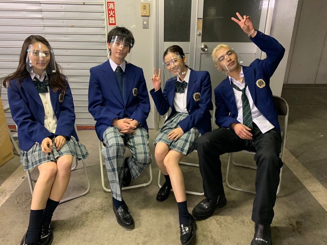 時值新冠肺炎疫情,《消除老師的方程式。》的學生演員在片場作好防疫措施。(翻攝《消除老師的方程式。》IG)