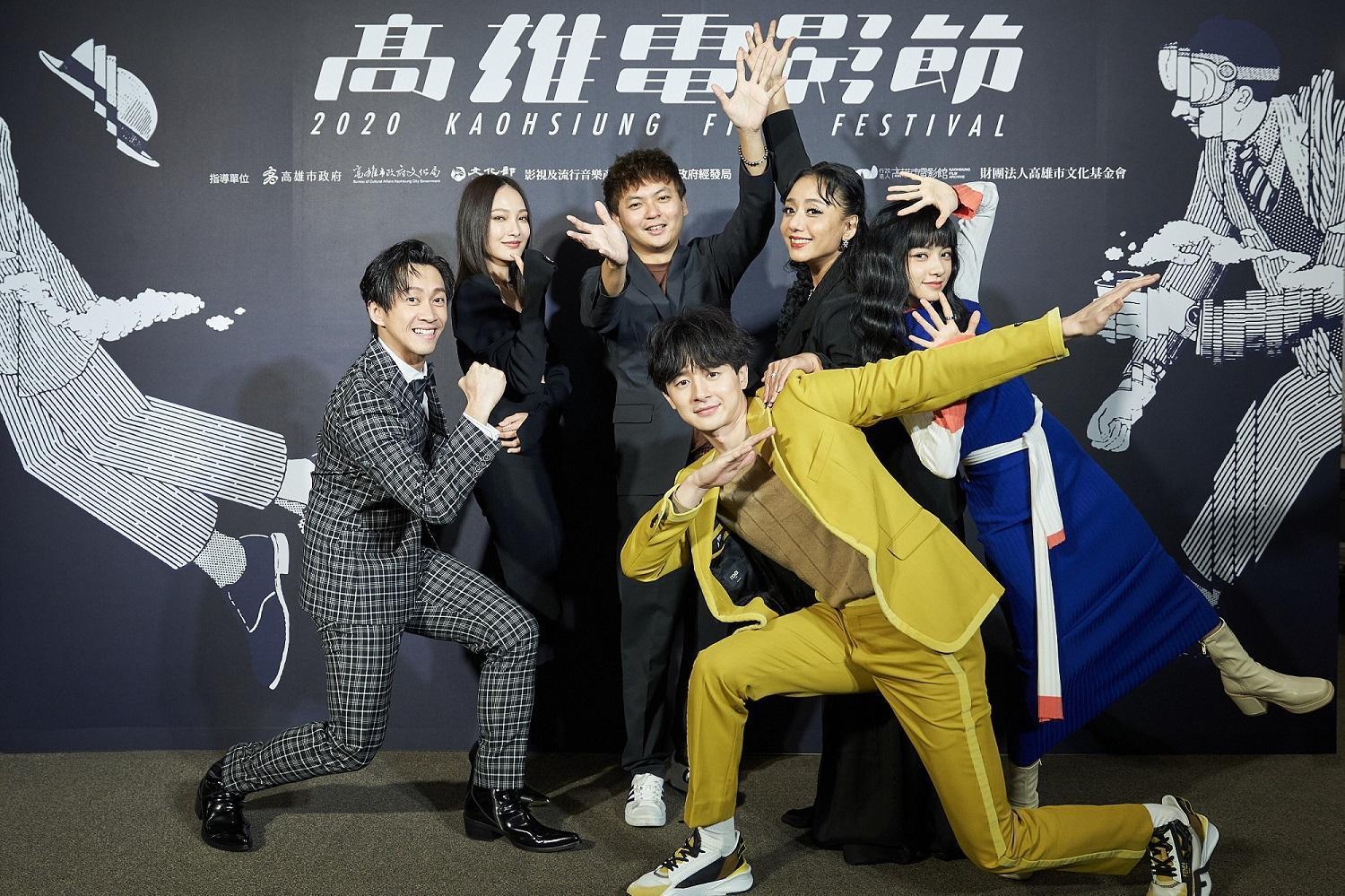 科幻題材的電影《訪客》為今年的高雄電影節擔任閉幕重責，導演蔡佳穎（後中）率演員陳漢典、林映唯、高慧君、姚愛寗、張軒睿等人出席首映會。（高雄電影館提供）