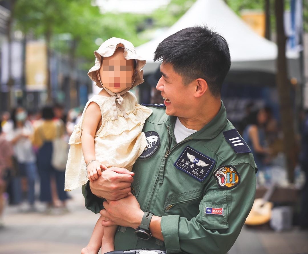 朱冠甍在軍人節曬出與愛女的合照，他滿臉幸福的看著愛女。（翻攝自朱冠甍Instagram）