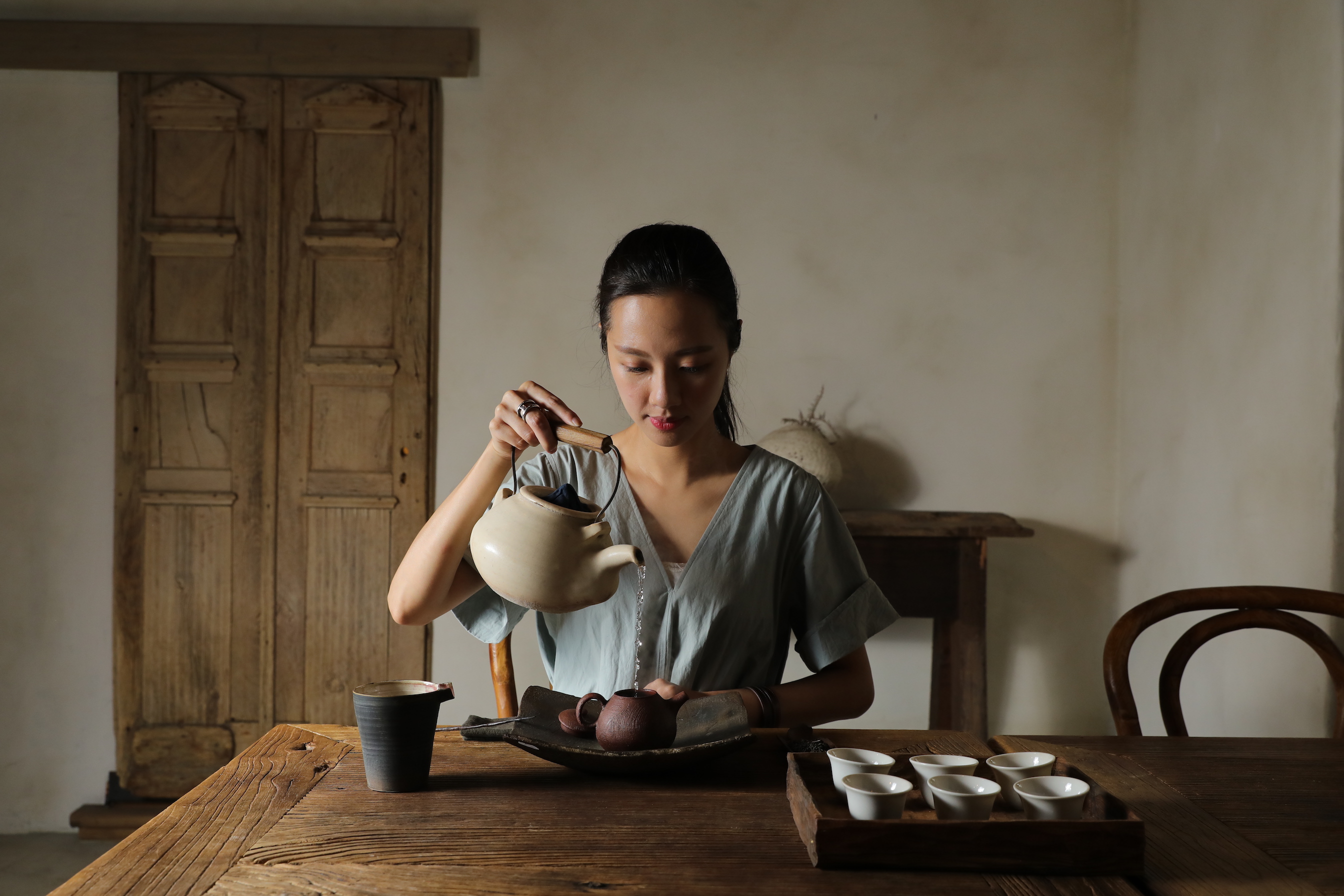 「三徑就荒」主理人簡瑋婷打造美感與自在並蓄的茶空間。