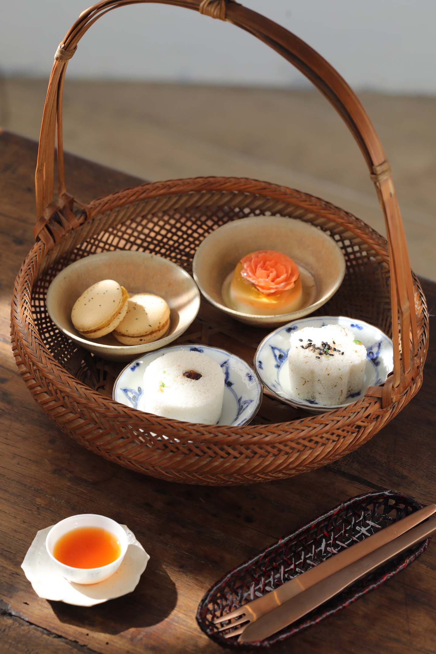 三徑就荒茶點選用「上海合興糕糰店」的「鬆糕」、加入茶葉的「紅玉馬卡龍」及牡丹花凍。（60元／份、花凍120元／份）
