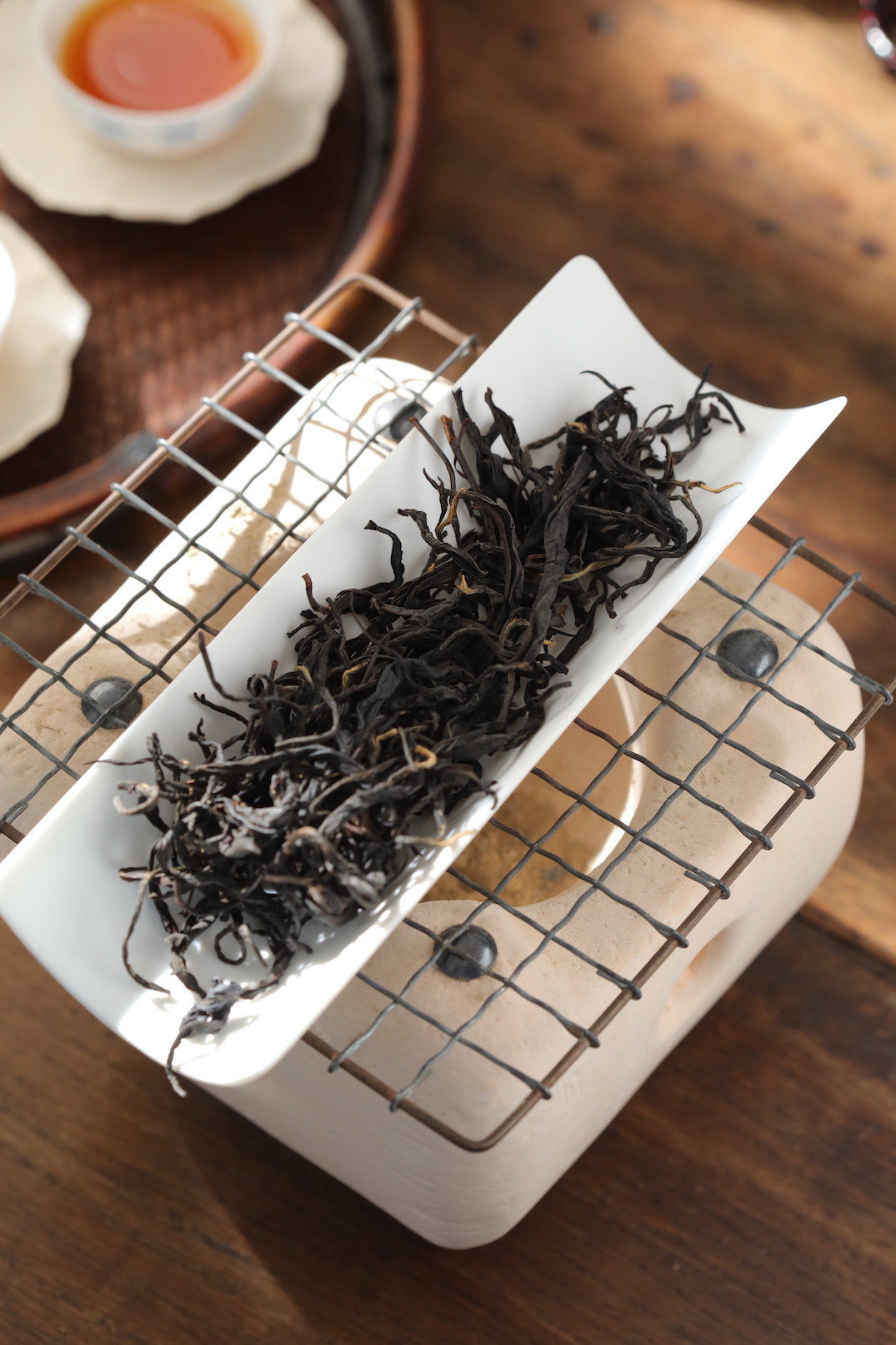 三徑就荒在上茶前，會將茶葉放置爐上略烘烤，去除濕氣與雜味。