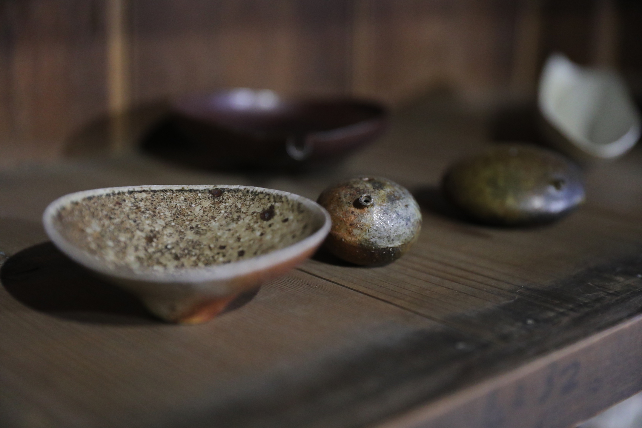 三徑就荒展示來自世界各地的陶藝家製作的茶道具。