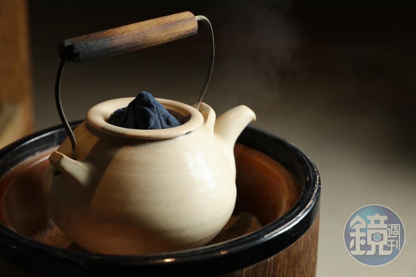 起炭煮水,以炭爐保持水溫,是習茶人的講究。