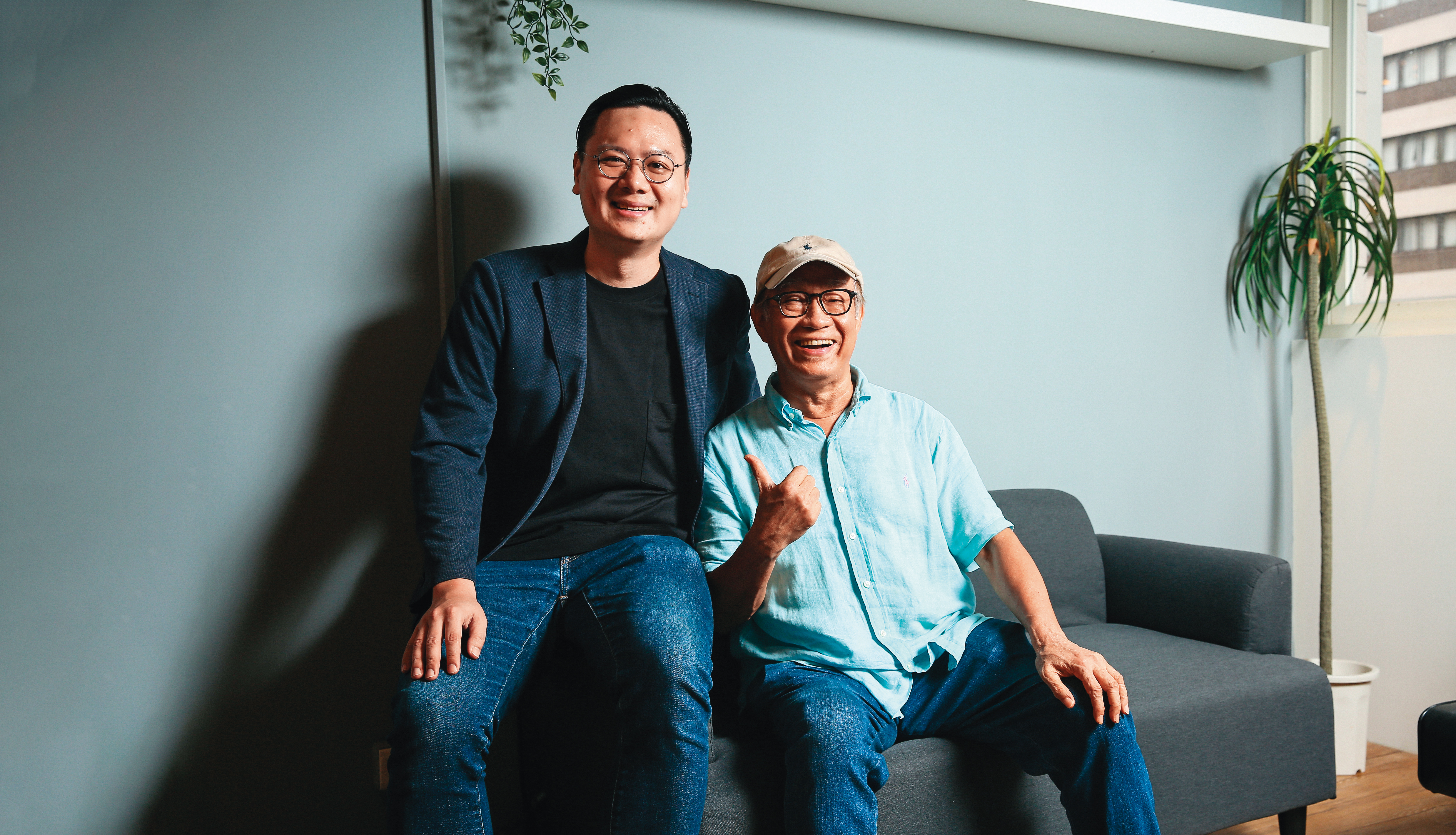 監製廖慶松（右）在新銳導演許承傑（左）編導的第一部電影《孤味》中，協助申請輔導金、後製剪接。