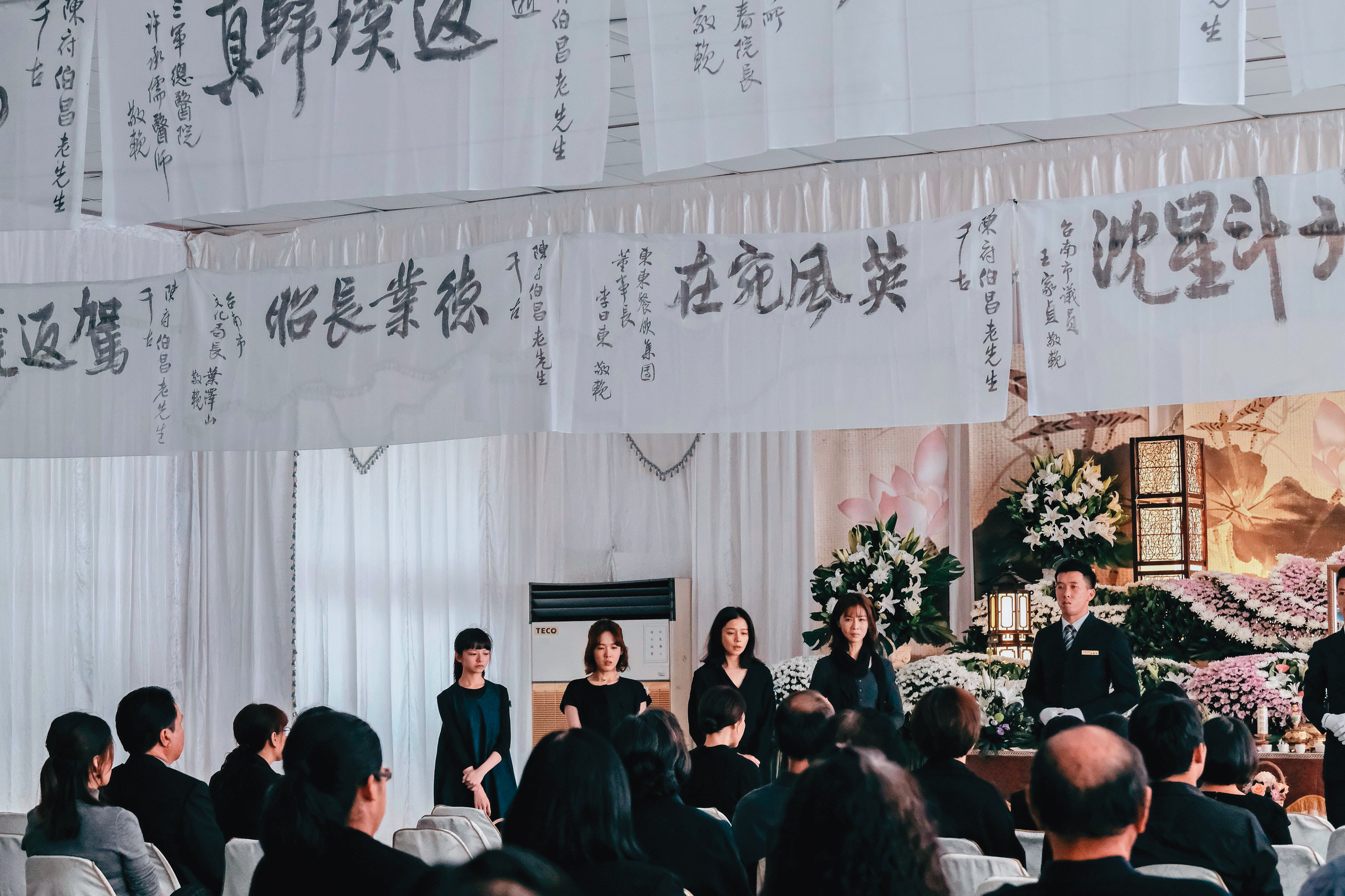 描繪親情溫暖與衝突的阿公喪禮是全片重頭戲。（威視提供）