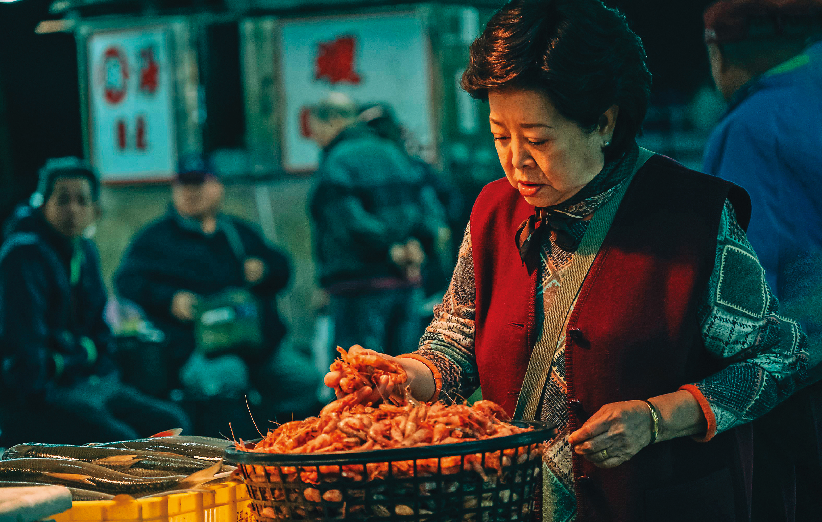 片中阿嬤陳淑芳從挑選食材到製作，以獨門蝦捲料理養大女兒、開啟事業。（威視提供）