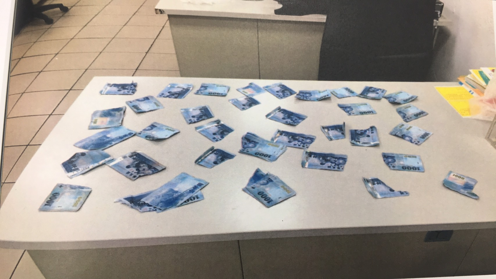 邱男撕毀千元鈔125張。（松山分局提供）