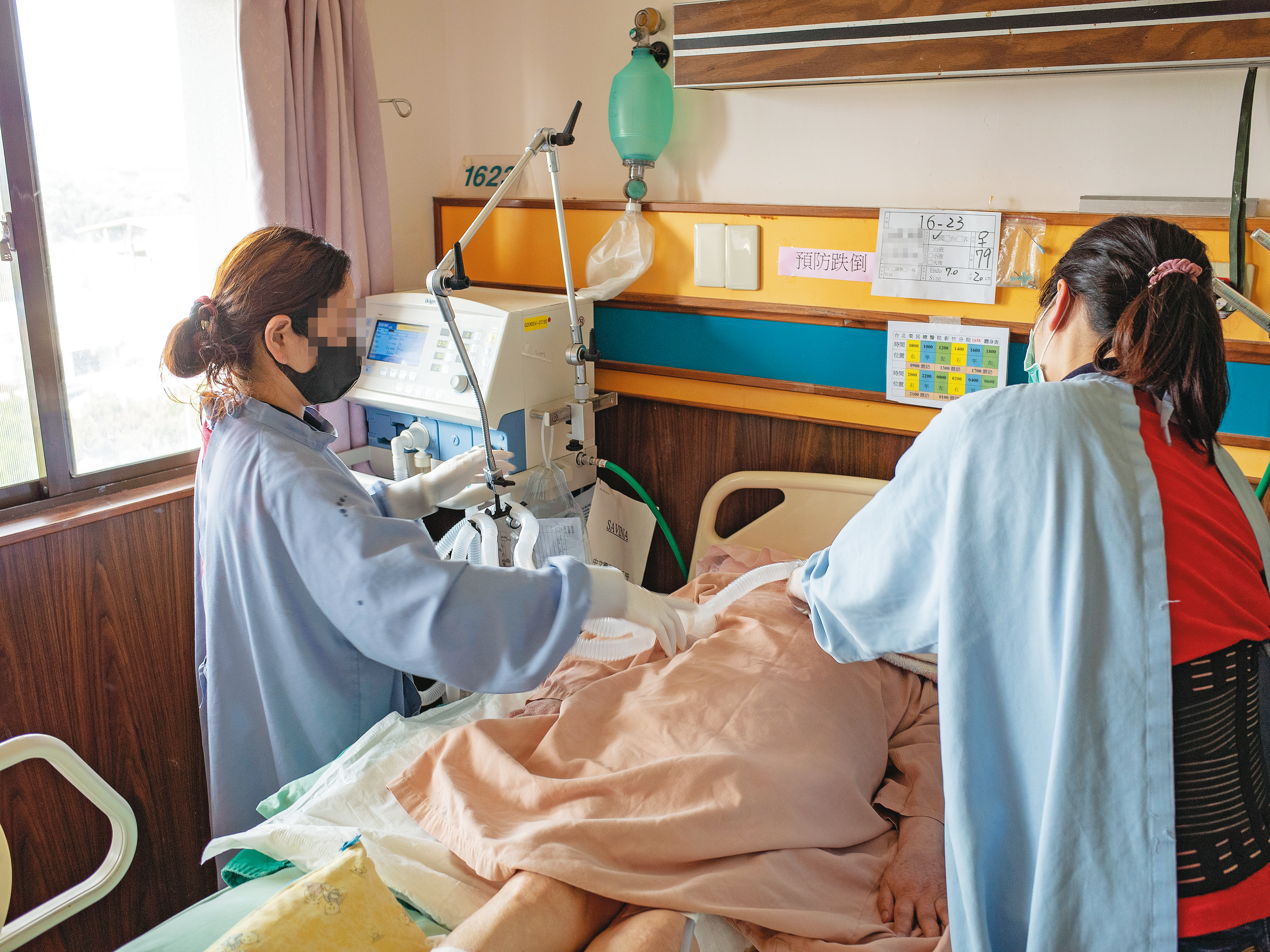 祥暉服務企業社承攬北部多家公立醫院清潔及照顧服務員勞務,卻爆出讓未具照服員資格的員工違法從事照服工作。圖為祥暉集團照服員在醫院工作情形。(民眾提供)