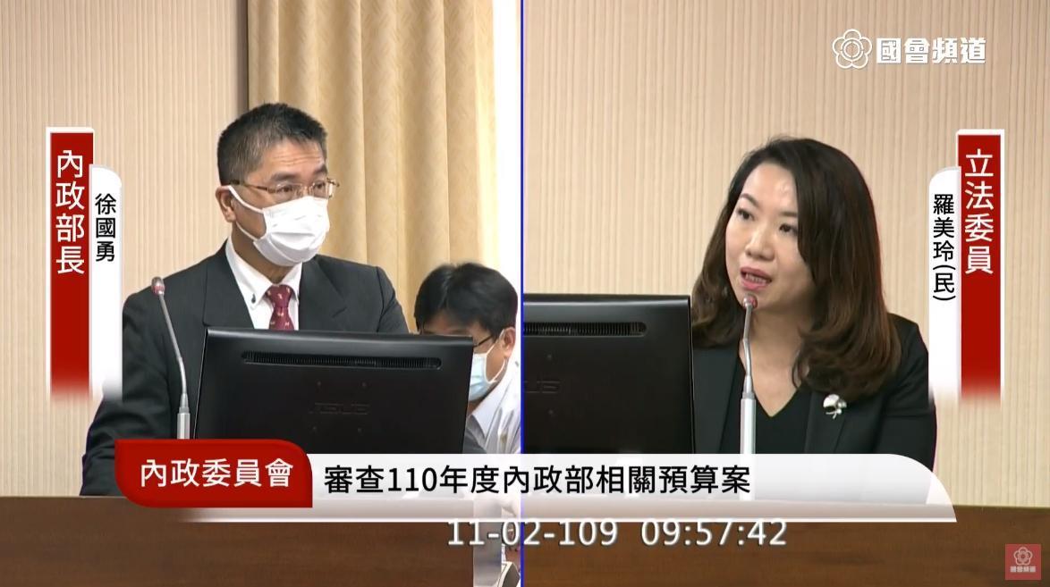 羅美玲(右)質詢時一度哽咽,要求內政部長補強校園安全,防止憾事再度重演。(翻攝自國會頻道YouTube)