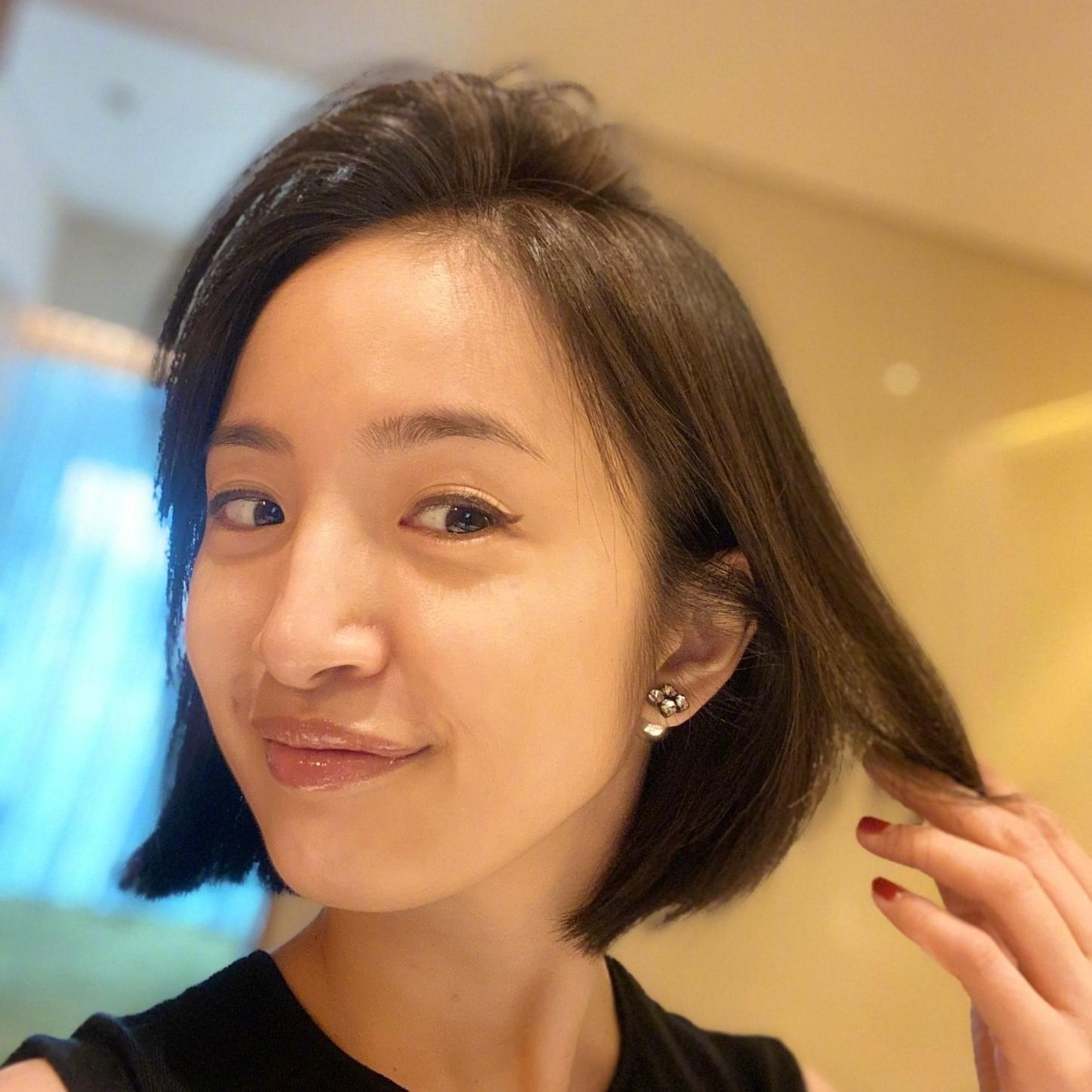 38歲的林依晨今年7月將她及腰的長髮,剪成耳下5公分學生頭超凍齡。(翻攝自林依晨臉書)