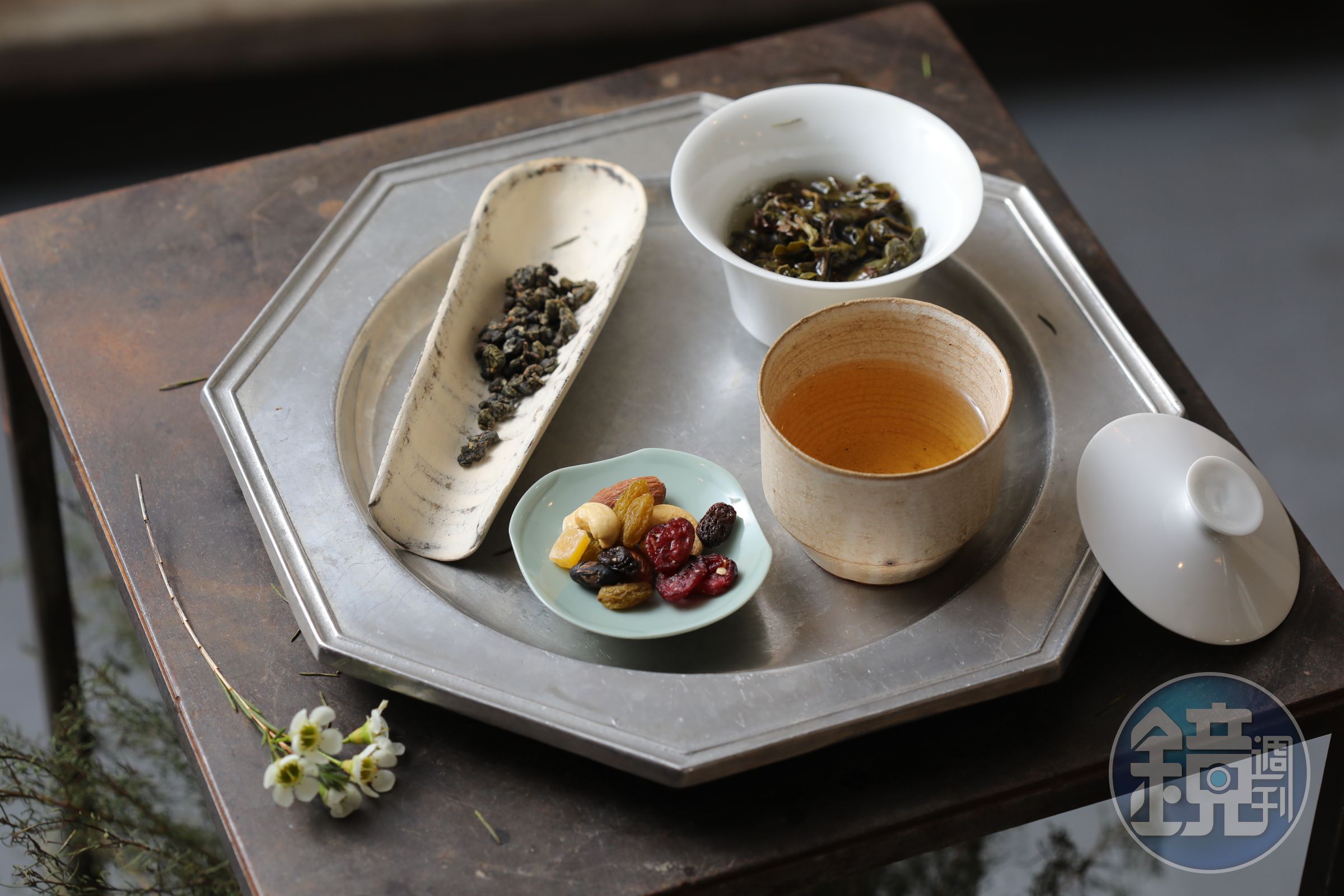 「貴妃烏龍」源自凍頂，經小綠葉蟬叮咬有熟果蜜香。（260元／份）