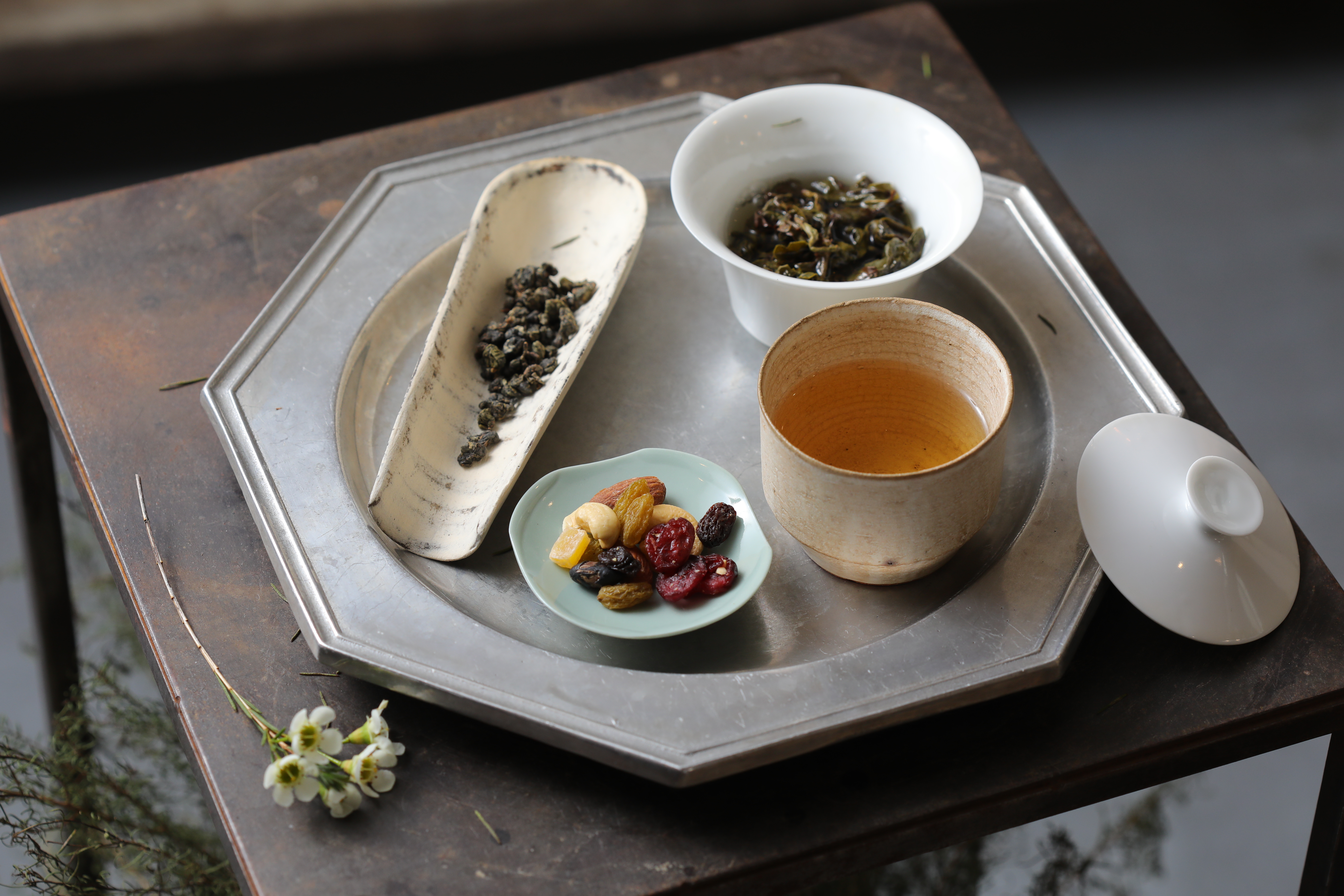 「貴妃烏龍」源自凍頂，經小綠葉蟬叮咬有熟果蜜香。（260元／份）