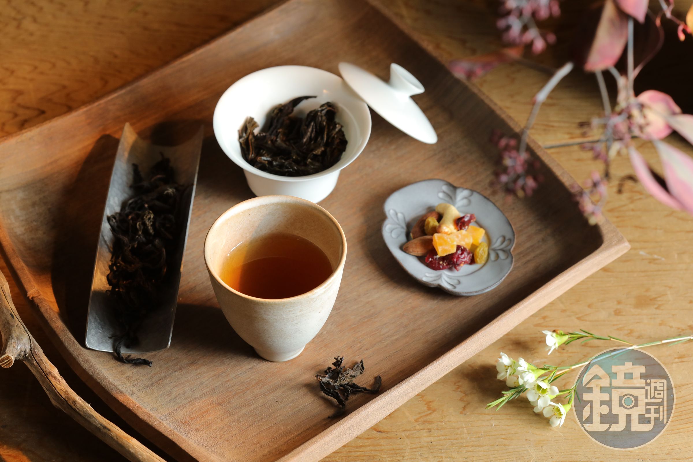 「熟香包種」有烏梅、熟果香，茶杯、小碟、托盤皆為精選的作家器具。