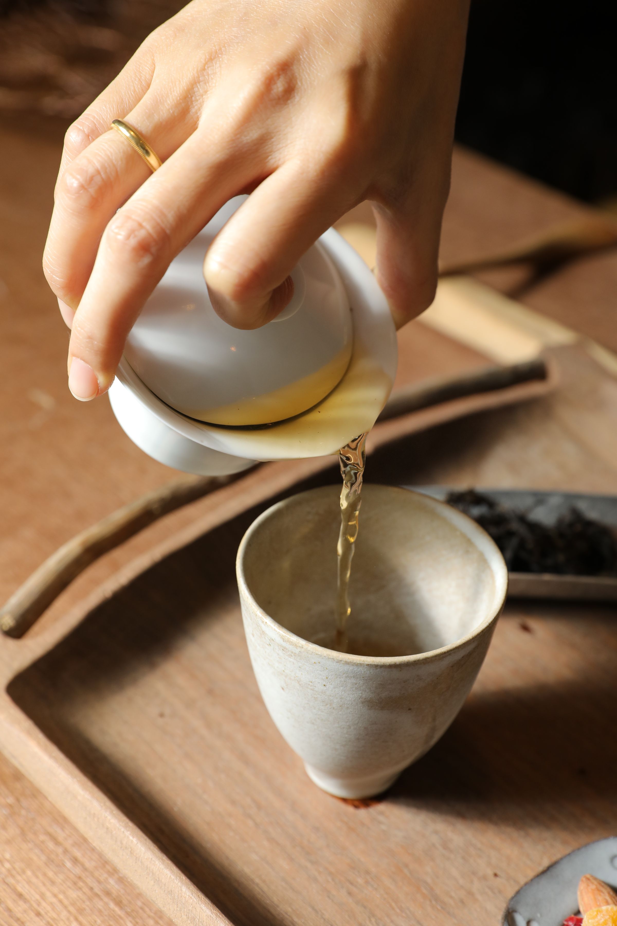 在清山寶珠，李如萍一律使用蓋杯來泡茶，認為最適合清香型的台灣茶。