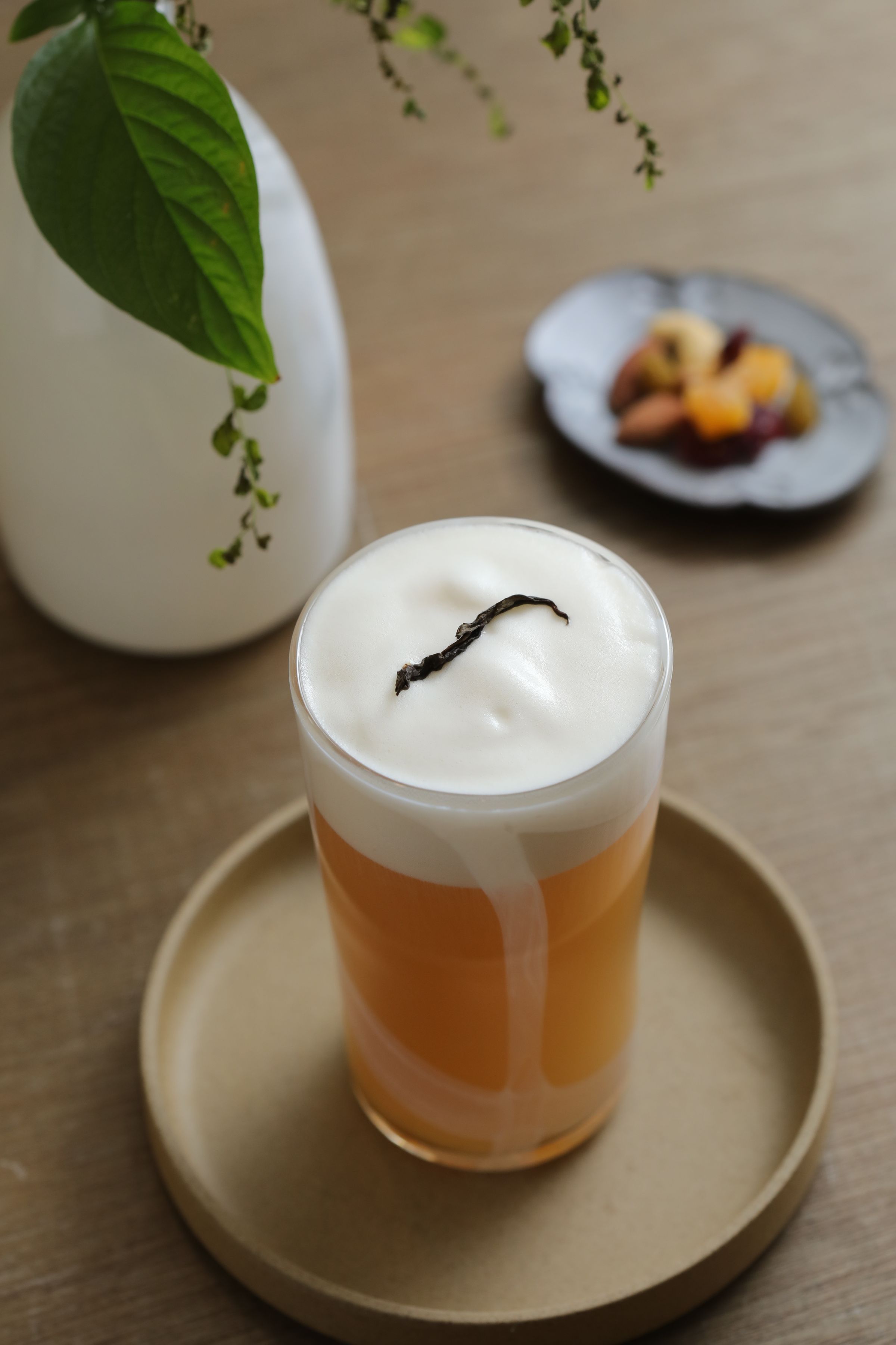 「白鬍子熟香」使用坪林自家茶園的熟香包種茶，加上豆漿奶蓋與些許蜂蜜。（200元／份）