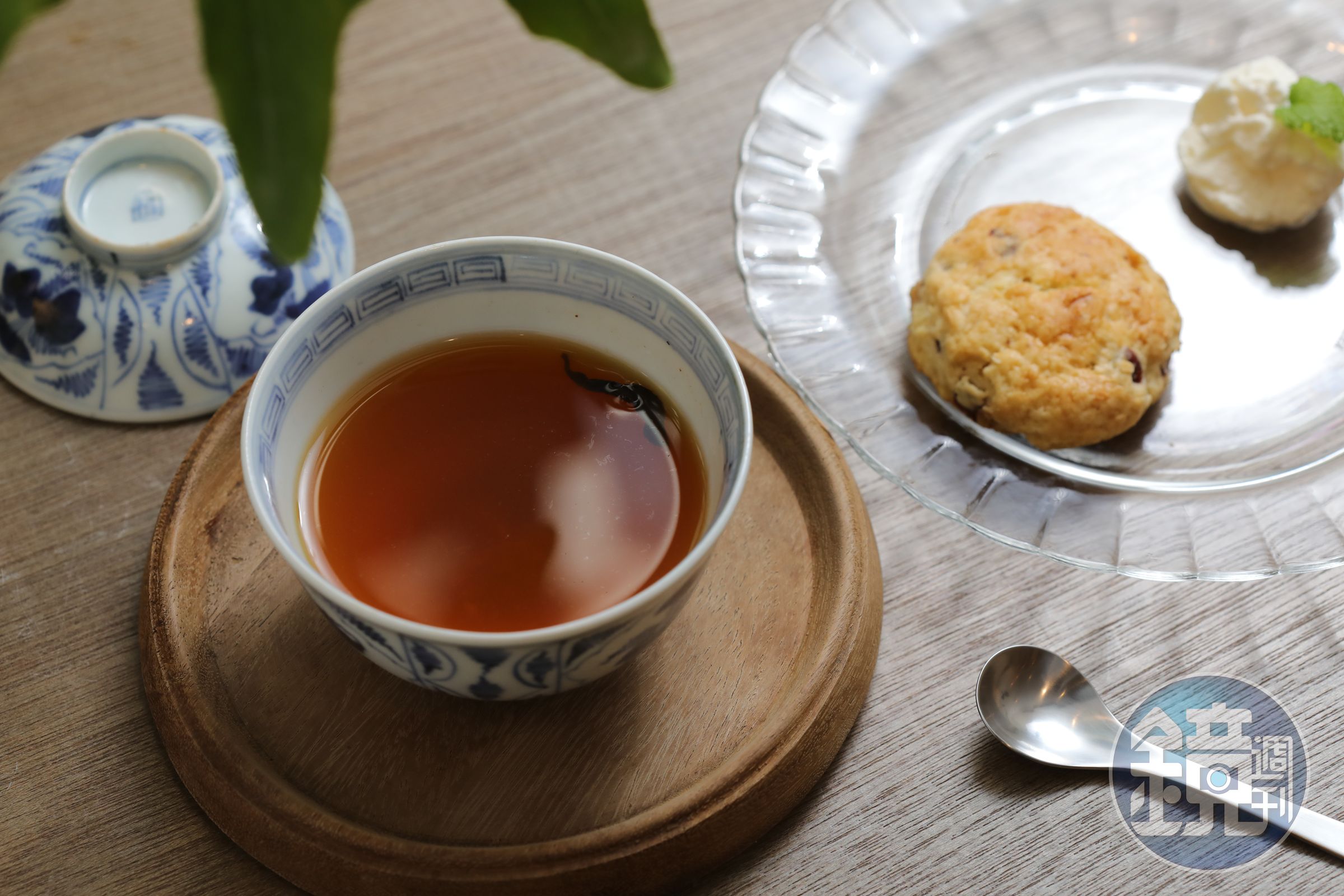 「看似紅酒」以紅茶加上波本威士忌與柳橙汁，有如熱紅酒的風格。（260元／份）