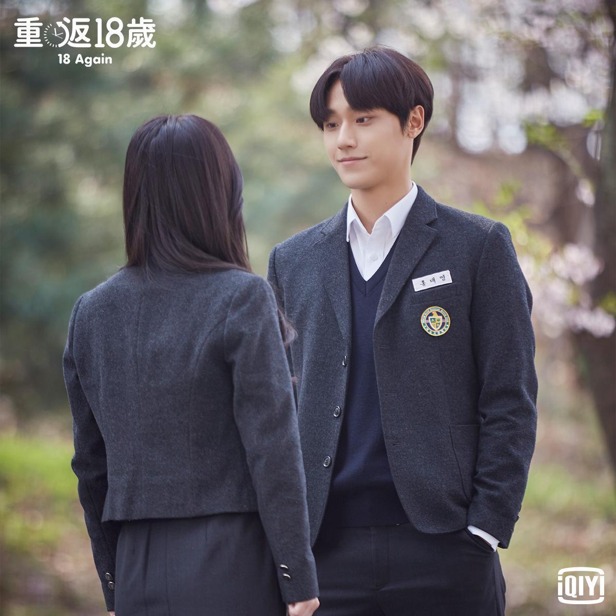 李到晛（右）在《回到18歲》演出被大叔附身的高中校草。（愛奇藝海外站提供）