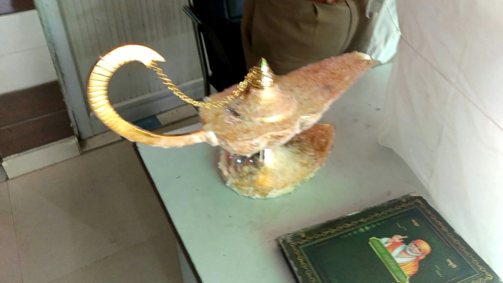 詐騙分子兜售的假神燈。（北方邦警方）