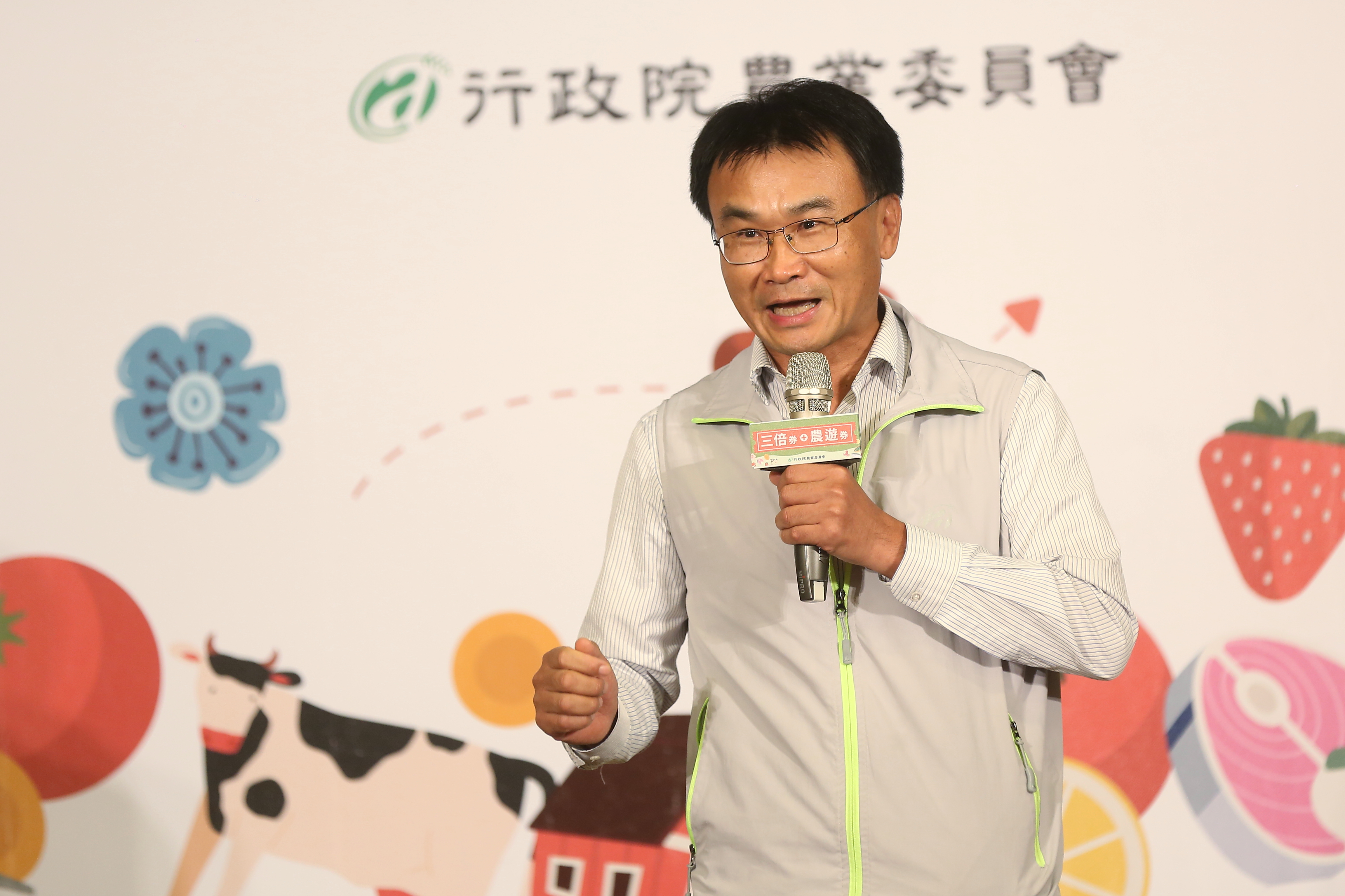 農委會主委陳吉仲強調，明年元旦起將配合教育部，每餐補助每位小朋友3.5元至6元，確保可以百分之百使用國產食材。（本刊資料照）