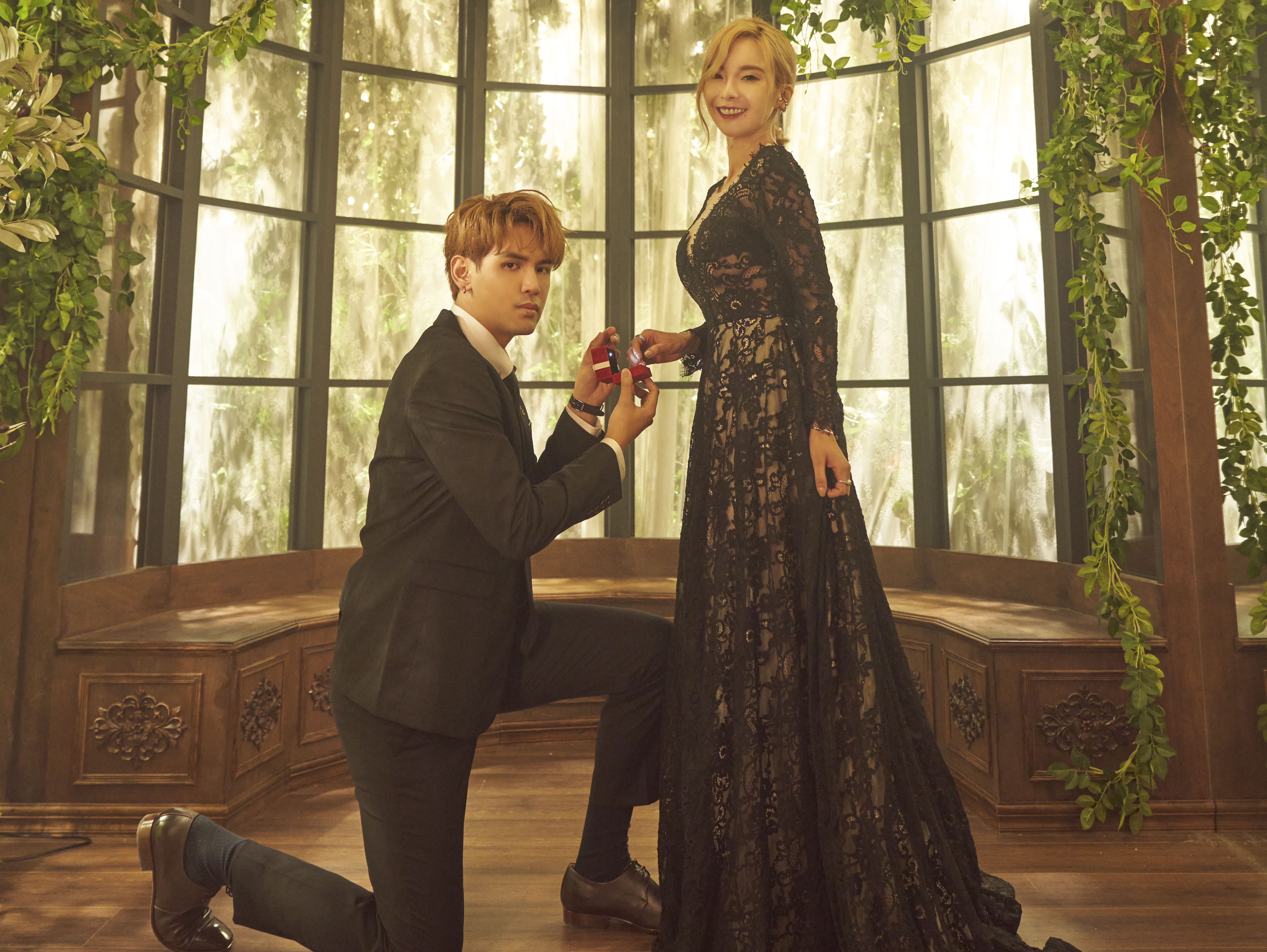 陳零九在〈你的Y先生〉MV中，向奎丁單膝跪下求婚。（滾石唱片提供）