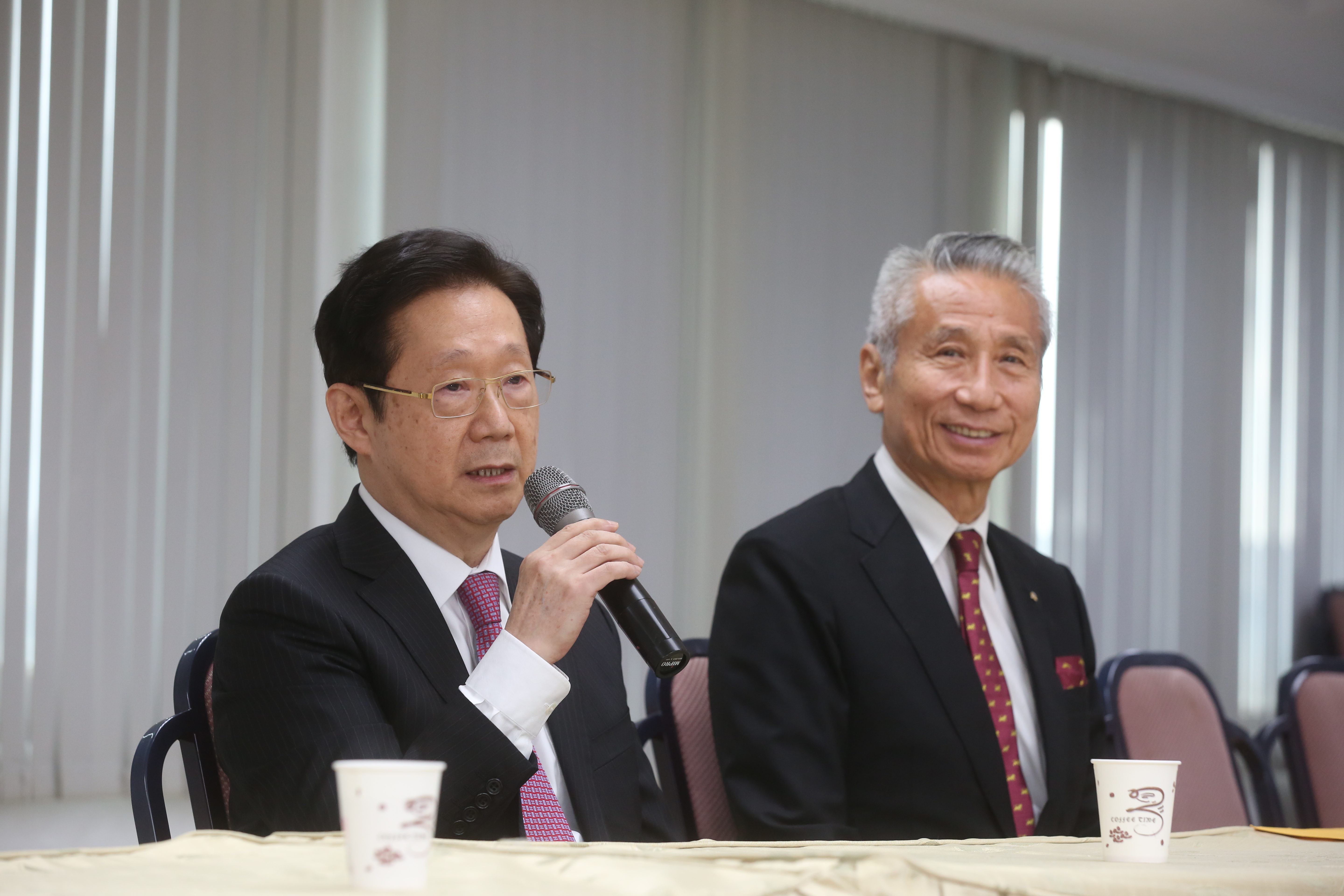 林文淵（左）被問起芙蓉大廈後續開發問題，直言不會賣掉，而是設法讓它發揮最大效益，右為董事王光祥。