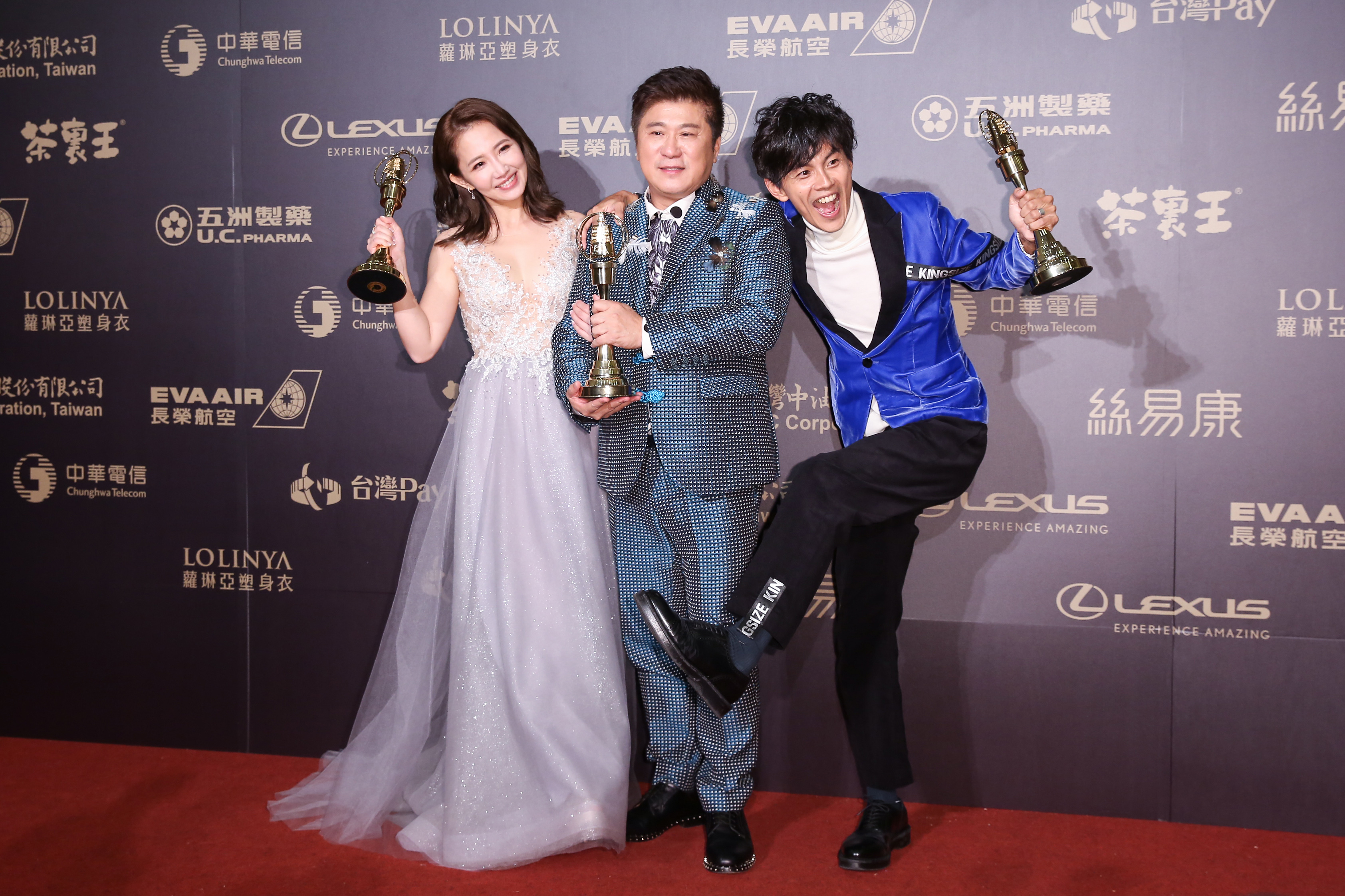 胡瓜（中）主持多年的《綜藝大集合》，在2018年奪下金鐘綜藝節目主持人獎。左為謝忻、右為阿翔。