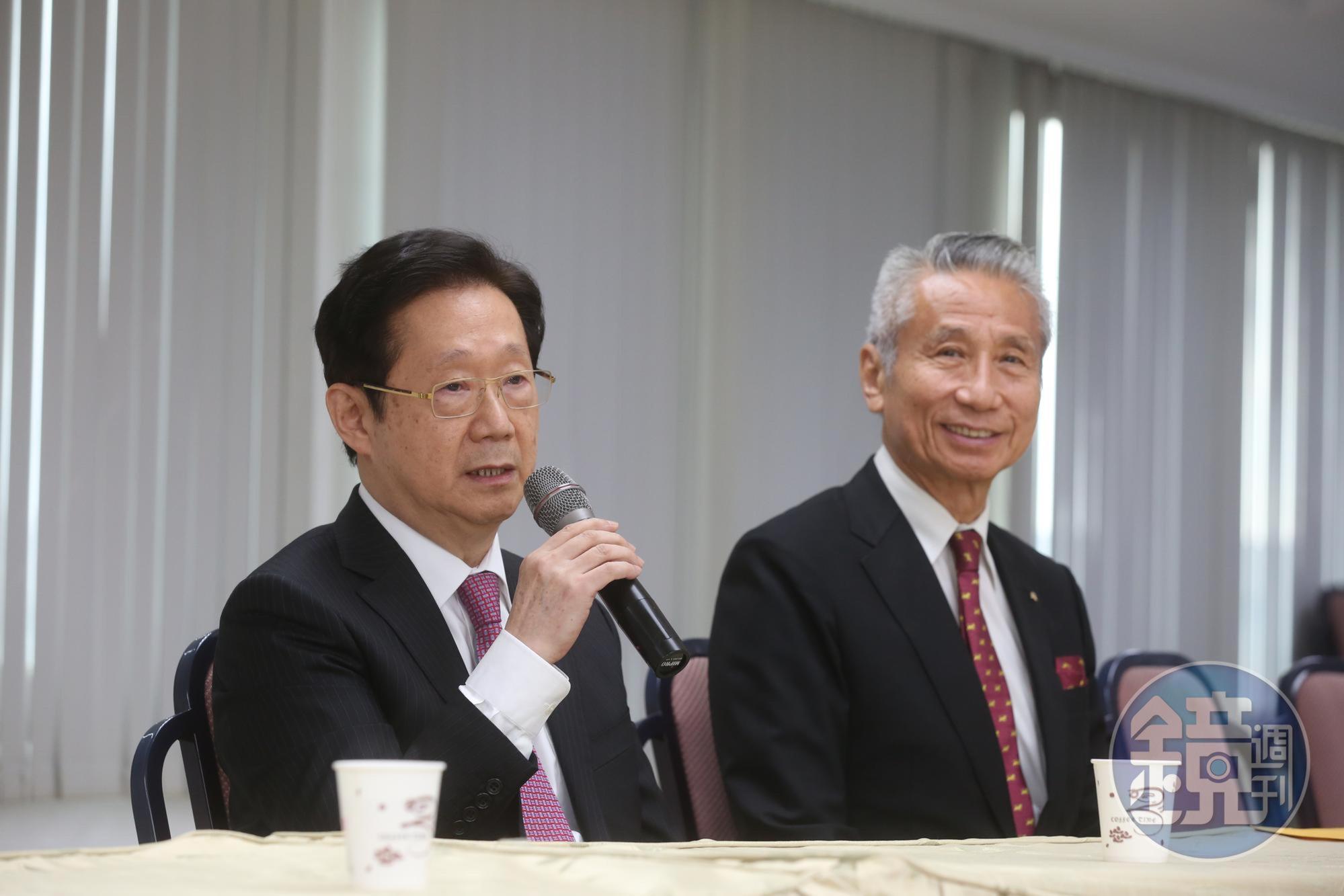 林文淵(左)在記者會上說,今日董事會已通過聘請林郭文艷擔任大同榮譽董事長一案。