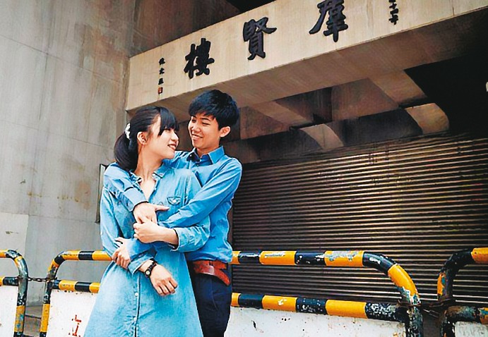 社民黨女議員苗博雅(右)曾與林穎孟(左)交往,2人還同居4年。(翻攝自《拉拉手,在一起:女同志影像故事》,攝影:王嘉菲)