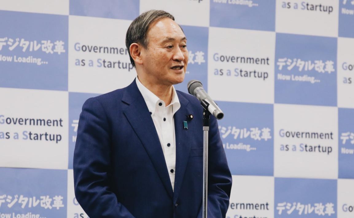 日本首相菅義偉面對詢答時表示「請讓我用『全集中之呼吸』來回答」。(翻攝自首相官邸臉書)