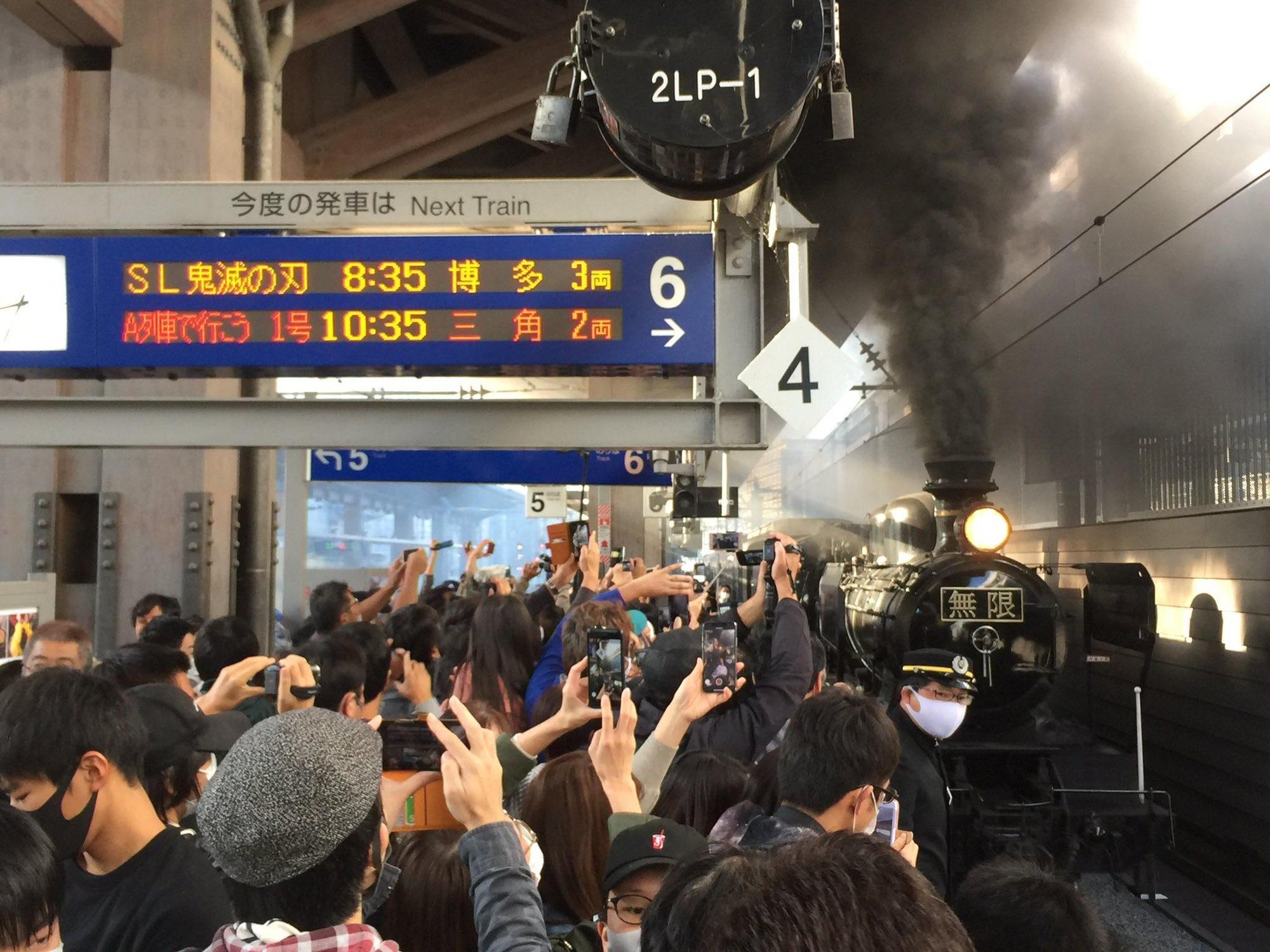 「SL人吉號」化身「無限列車」,大批粉絲在月台拍照。(翻攝twitter:@KK19961223)