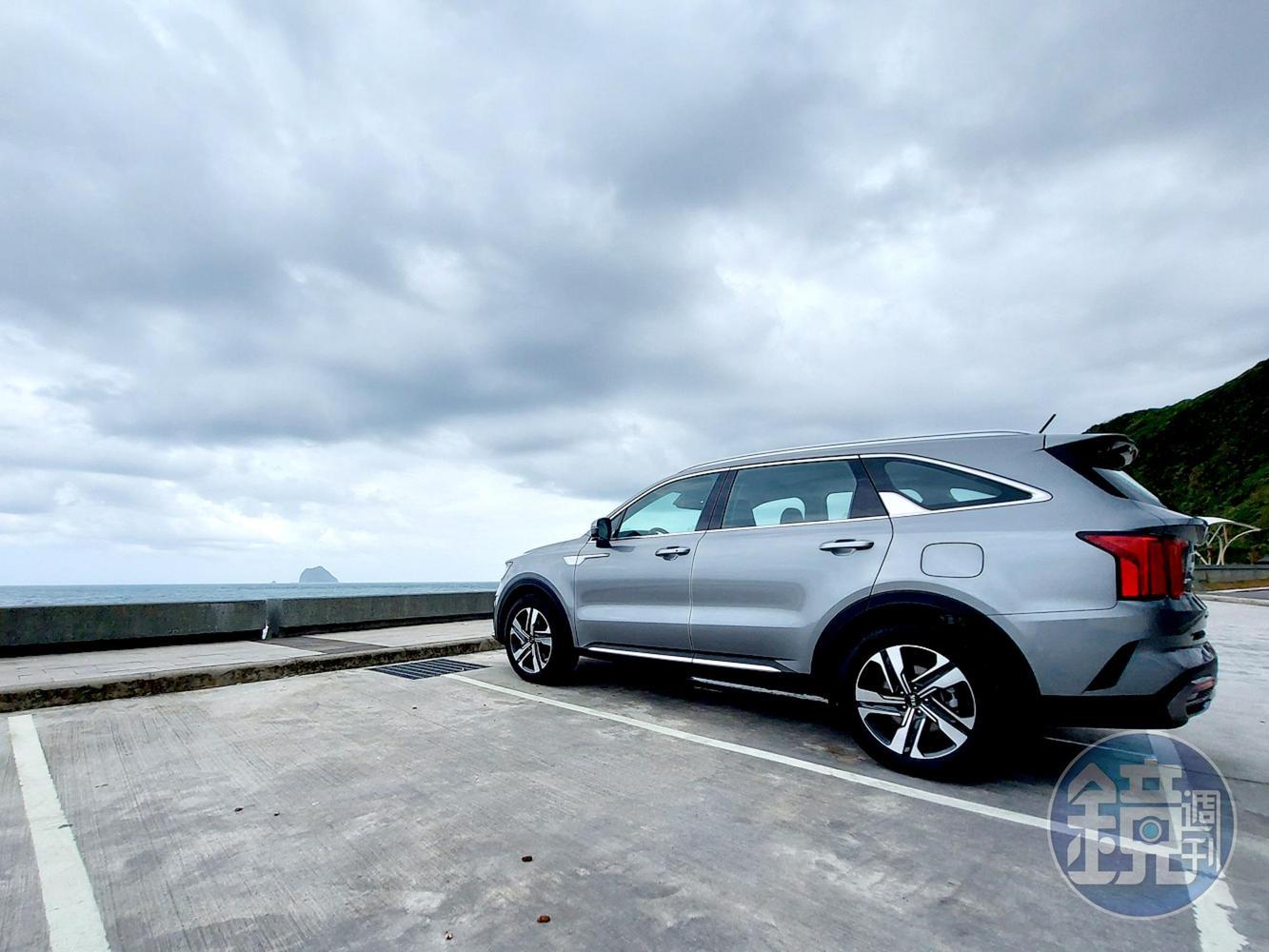 以方正俐落的車身稜線所勾勒的車身線條，不僅呈現大器磅礡的氣勢，搭配位於前葉子板的空力導流飾板、與車側C柱的飛翼式造型飾板，更增添豪華旗艦休旅的細膩質感。