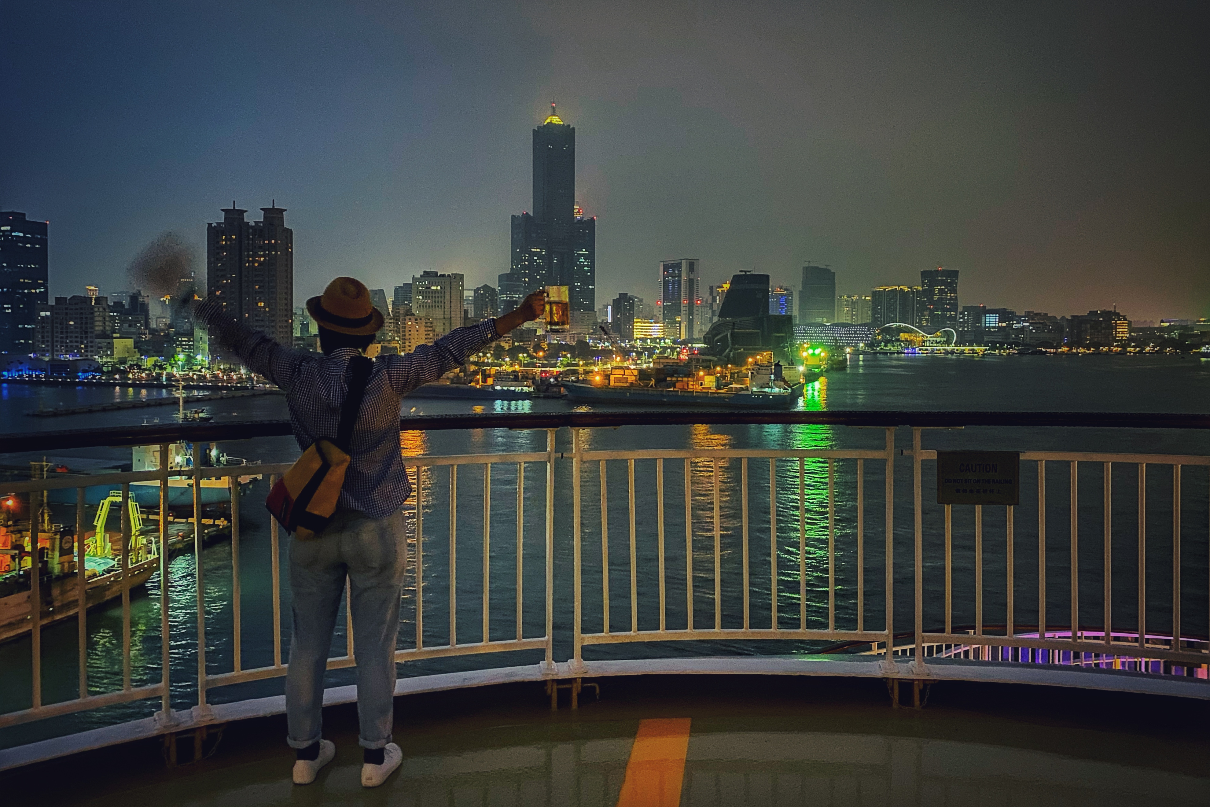 郵輪環島最特別的就是能從海上視角欣賞台灣之美，像是郵輪上欣賞高雄港夜景。（攝影：胡耀仁）