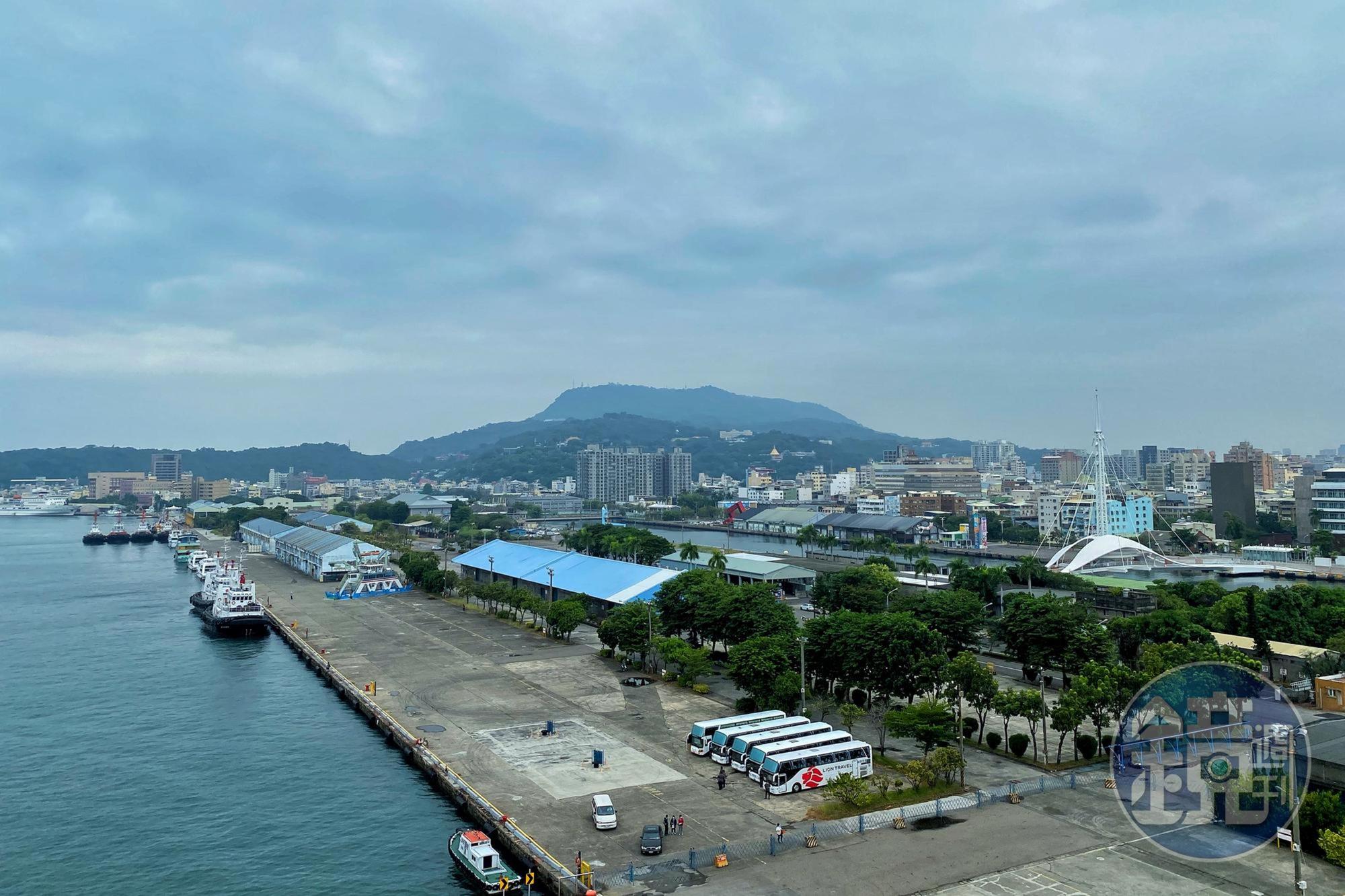 從碼頭邊就能步行到大港橋、駁二與棧貳庫等景點。