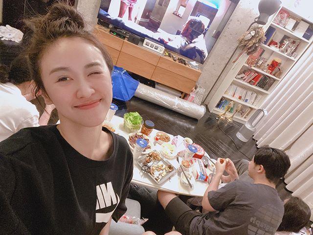 吳姍儒(Sandy)將「金鐘獎盃放在地上」,引起網友討論。(翻攝自吳姍儒IG)