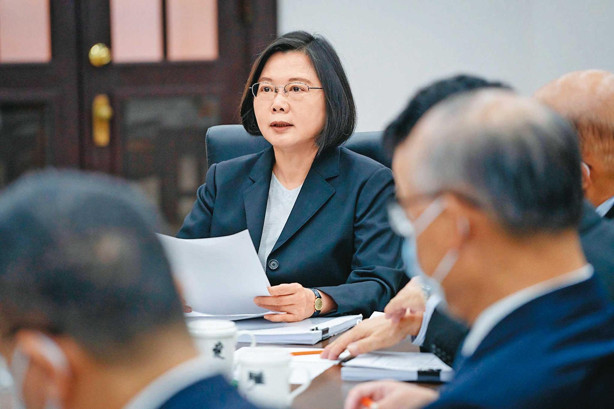 總統蔡英文召開國安高層會議,就持續深化台美關係、穩定兩岸關係、維護治安與社會秩序,以及穩定財經、金融情勢等面向,做出重點裁示,安定民心。(總統府提供)