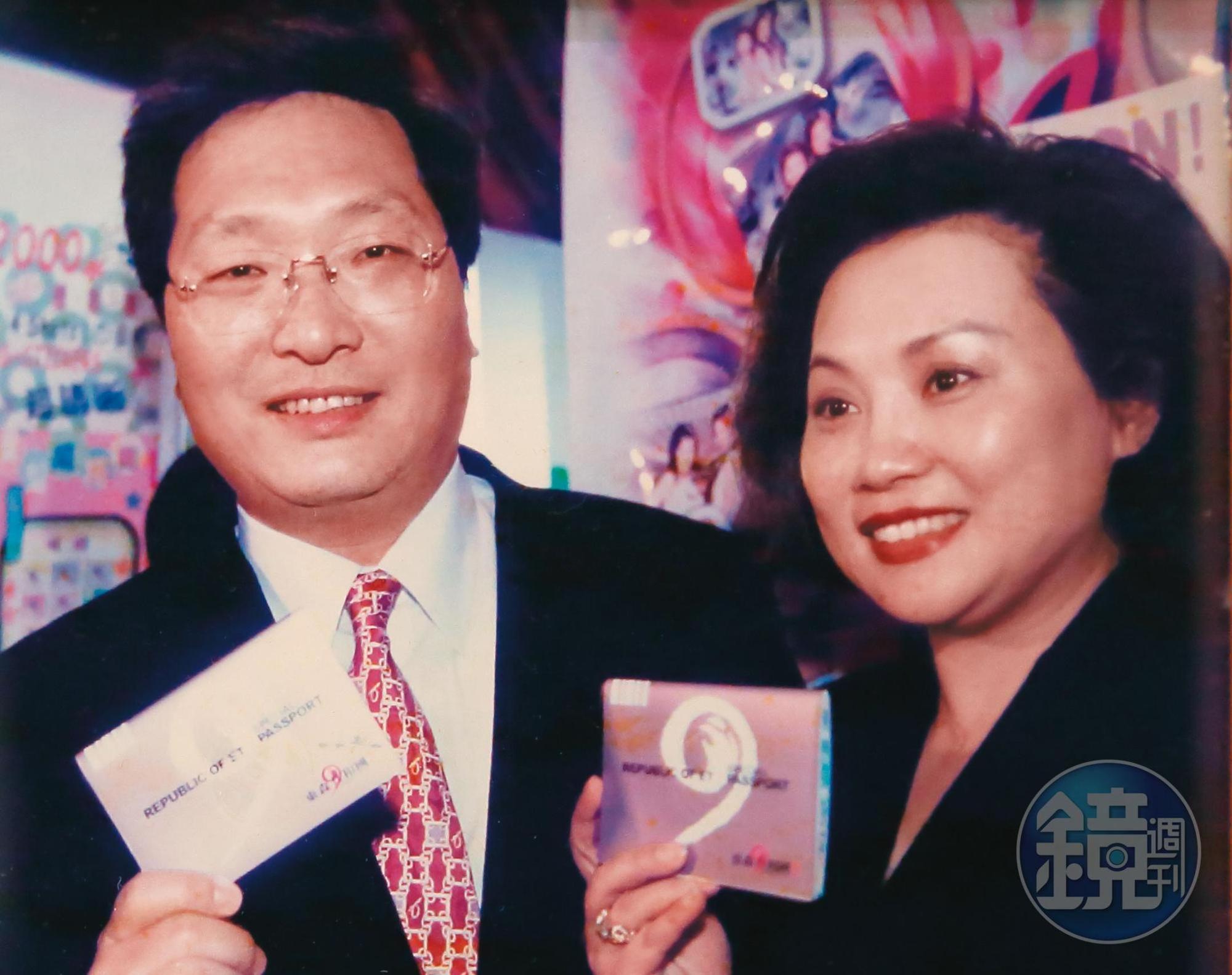 東森集團總裁王令麟(左)與蔡咪咪(右)結婚後,妻子不僅是賢內助,也是事業上的好幫手。(翻攝畫面)