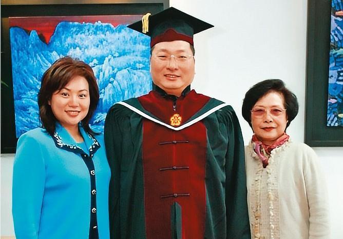 王令麟(中)強調,蔡咪咪(左)是永遠的至親家人。圖為2003年蔡咪咪與婆婆陳佩芳(右),陪王令麟受頒輔大名譽博士。(翻攝王令麟部落格)