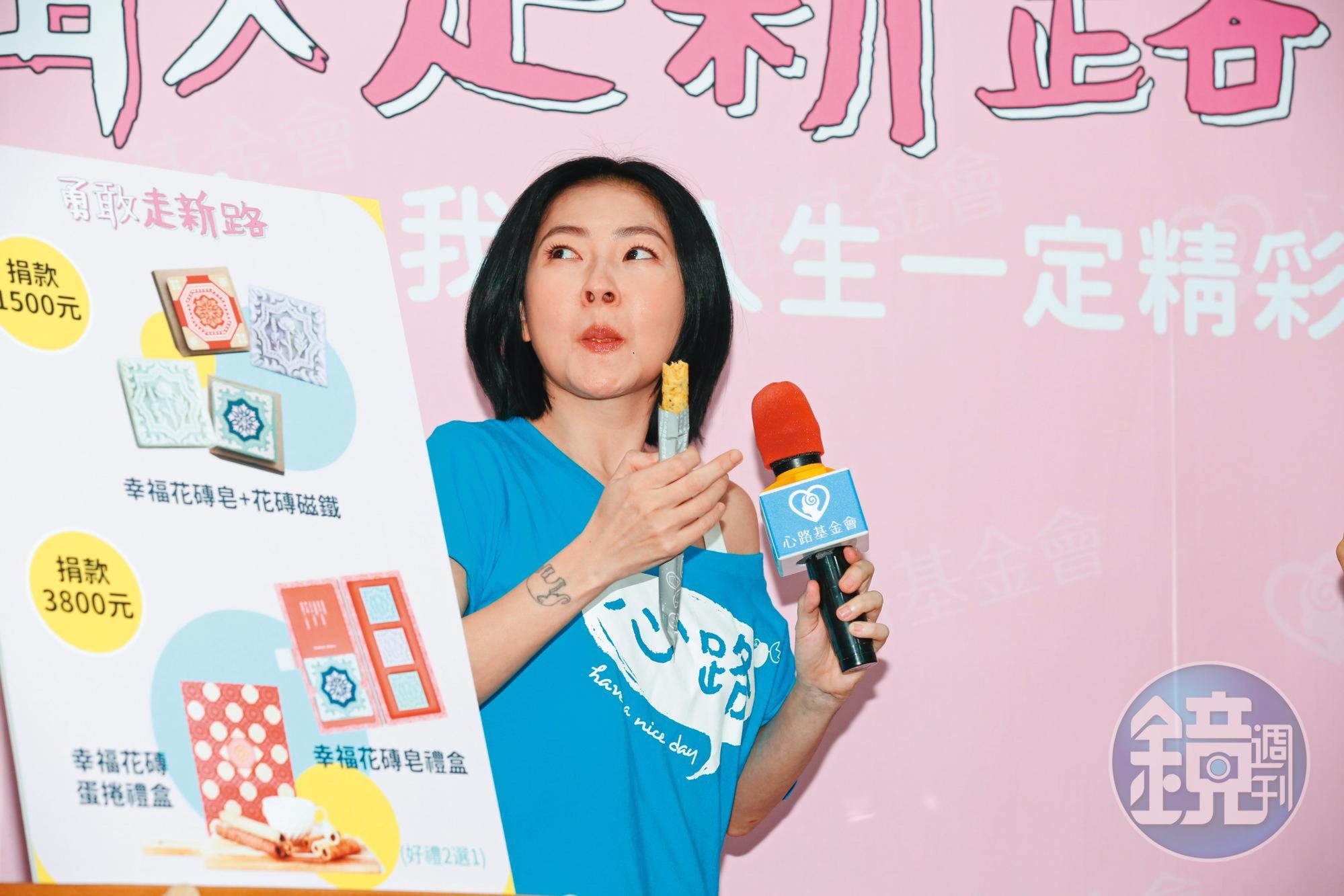 身為心路基金會愛心大使,小S(左)被出席小朋友與家長的故事所感動,甲你攬牢牢。