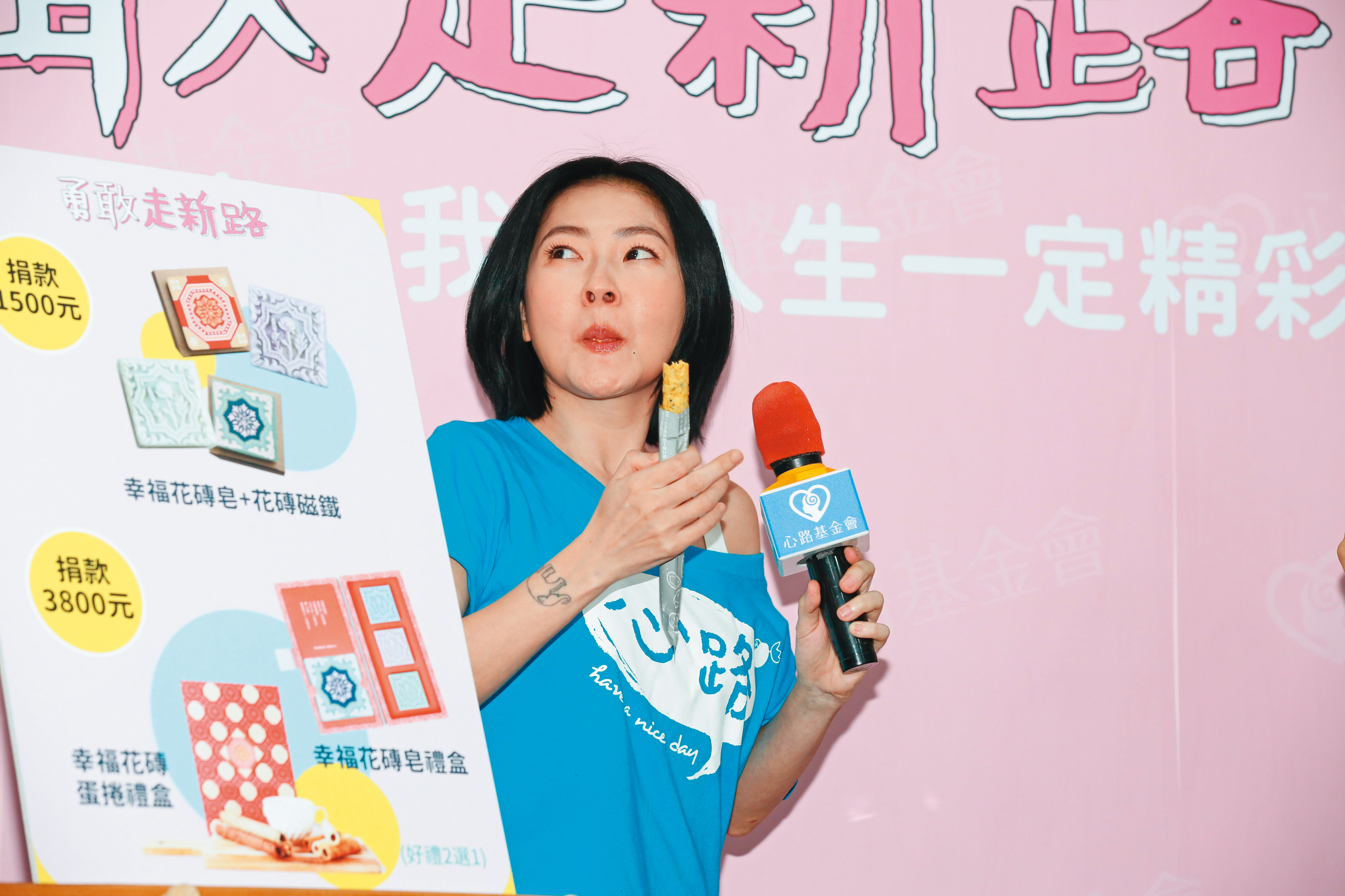 身為心路基金會愛心大使,小S(左)被出席小朋友與家長的故事所感動,甲你攬牢牢。