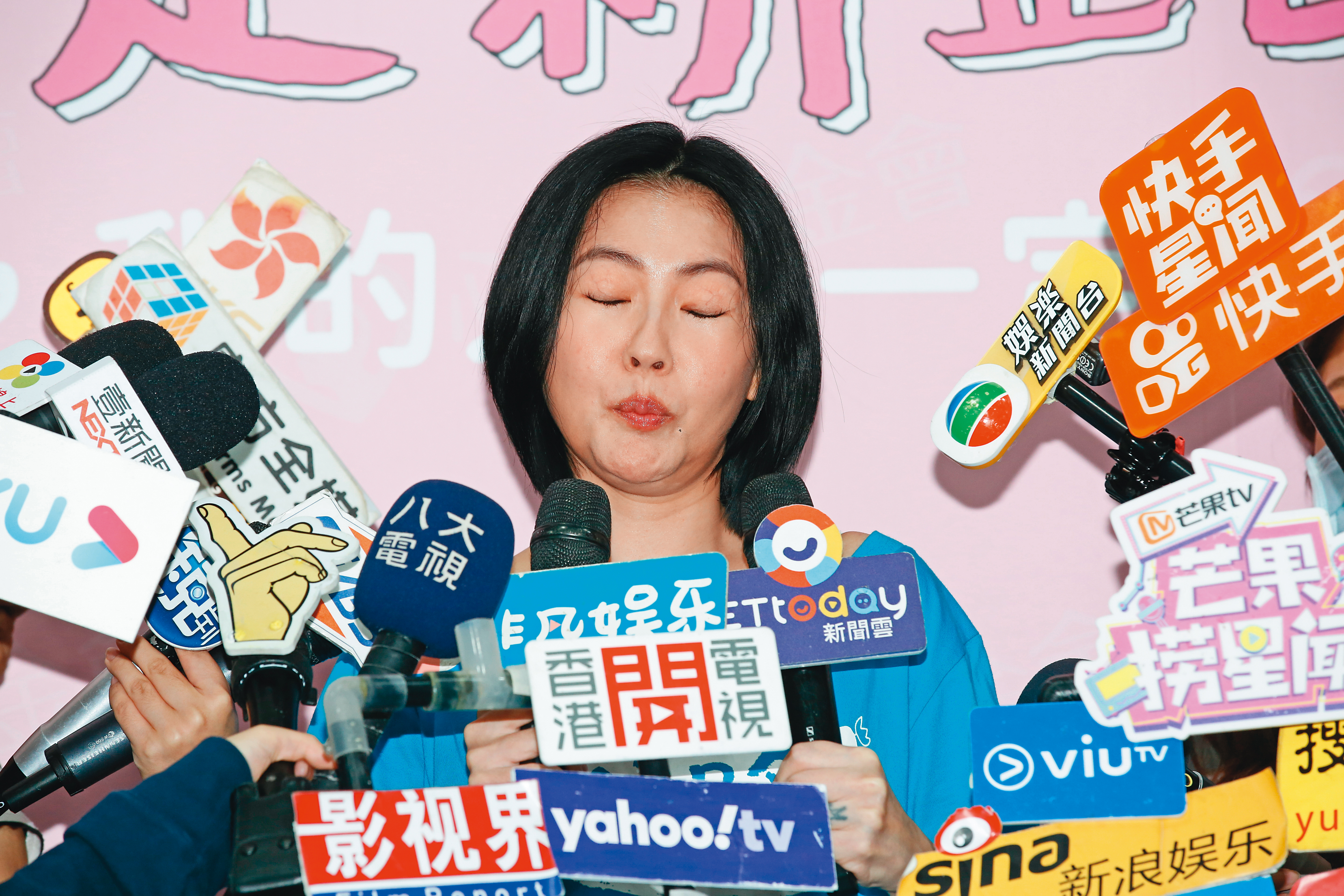 身為心路基金會愛心大使,小S(左)被出席小朋友與家長的故事所感動,甲你攬牢牢。