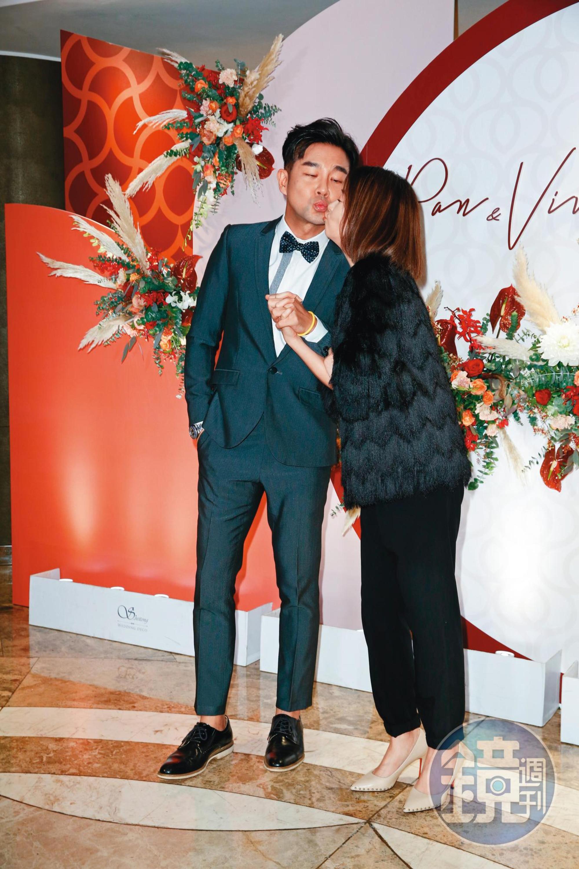 六月(右)與謝承均(左)一起出席潘逸安的婚宴,當起臨演夫妻、親嘴曬恩愛。