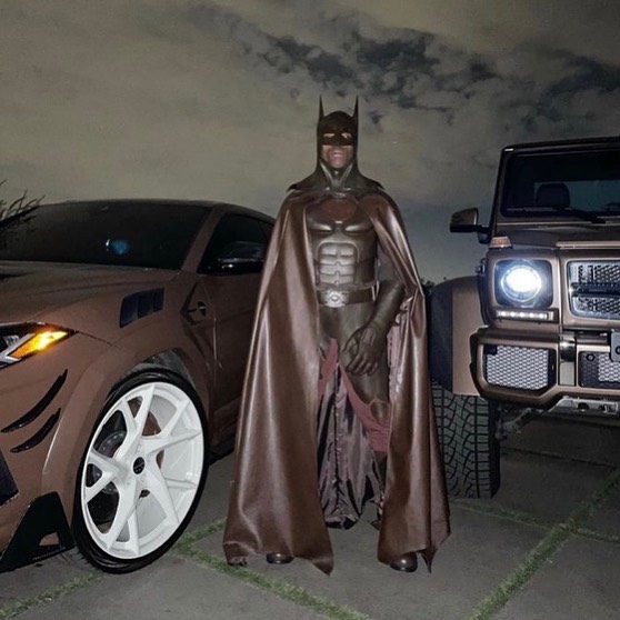 Travis Scott扮成《蝙蝠俠:白色騎士》的蝙蝠俠,卻遭網友恥笑。(翻設自Travis Scott IG)