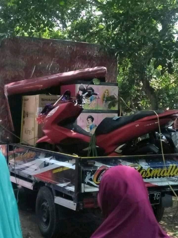 當時新郎送了兩卡車的聘禮,上頭載著一輛機車、衣櫃、床墊、和各類家具等。(翻攝自臉書Aki Sarna)