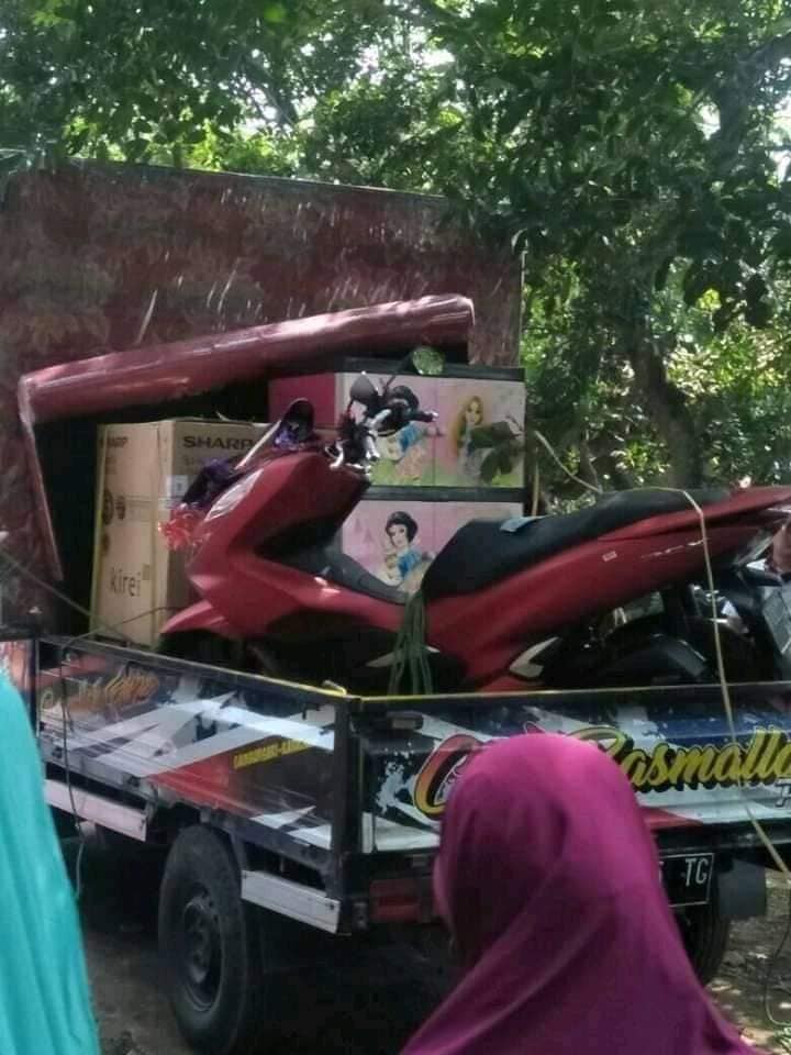當時新郎送了兩卡車的聘禮，上頭載著一輛機車、衣櫃、床墊、和各類家具等。（翻攝自臉書Aki Sarna）