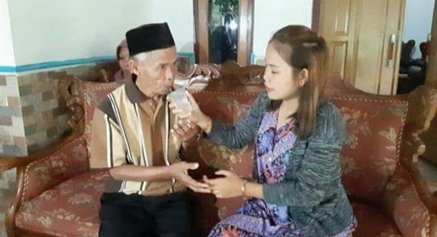 印尼一對相差61歲的爺孫戀才結婚22天就離婚。（翻攝自臉書Aki Sarna）