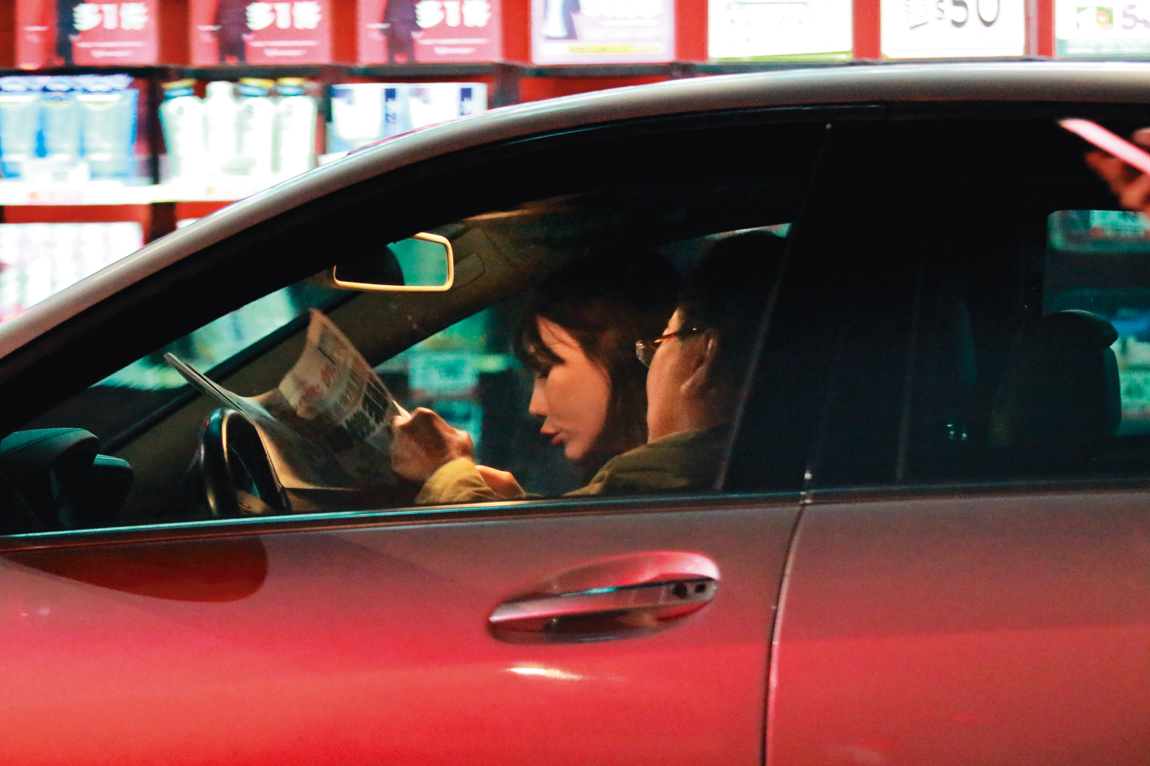 去年9月，本刊曾直擊高國華（前）載著陳子璇（後）返家，夫妻倆相處如常。