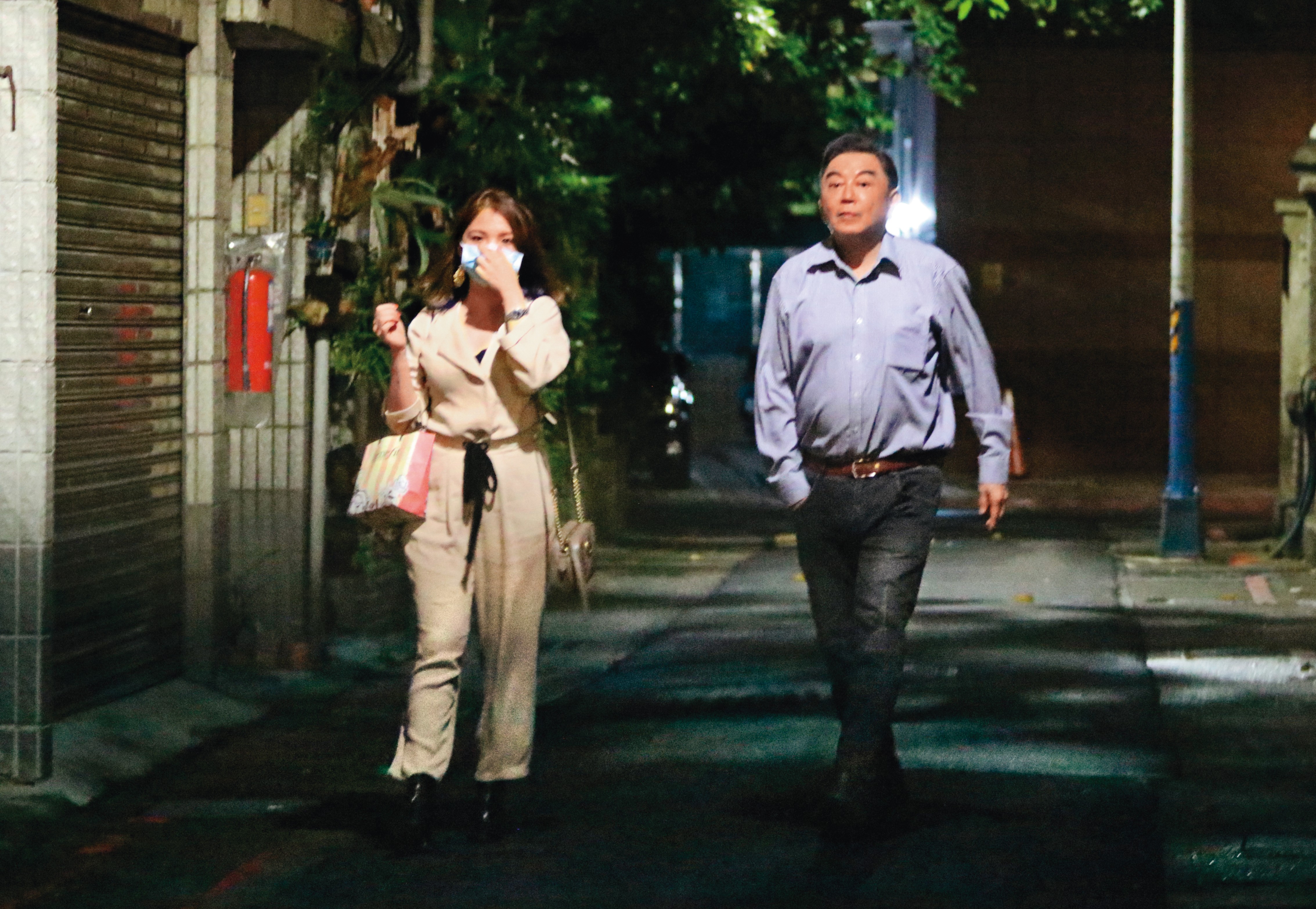 高國華（右）帶著濃妝妹（左）回家，直至深夜都沒見到他們再出門。