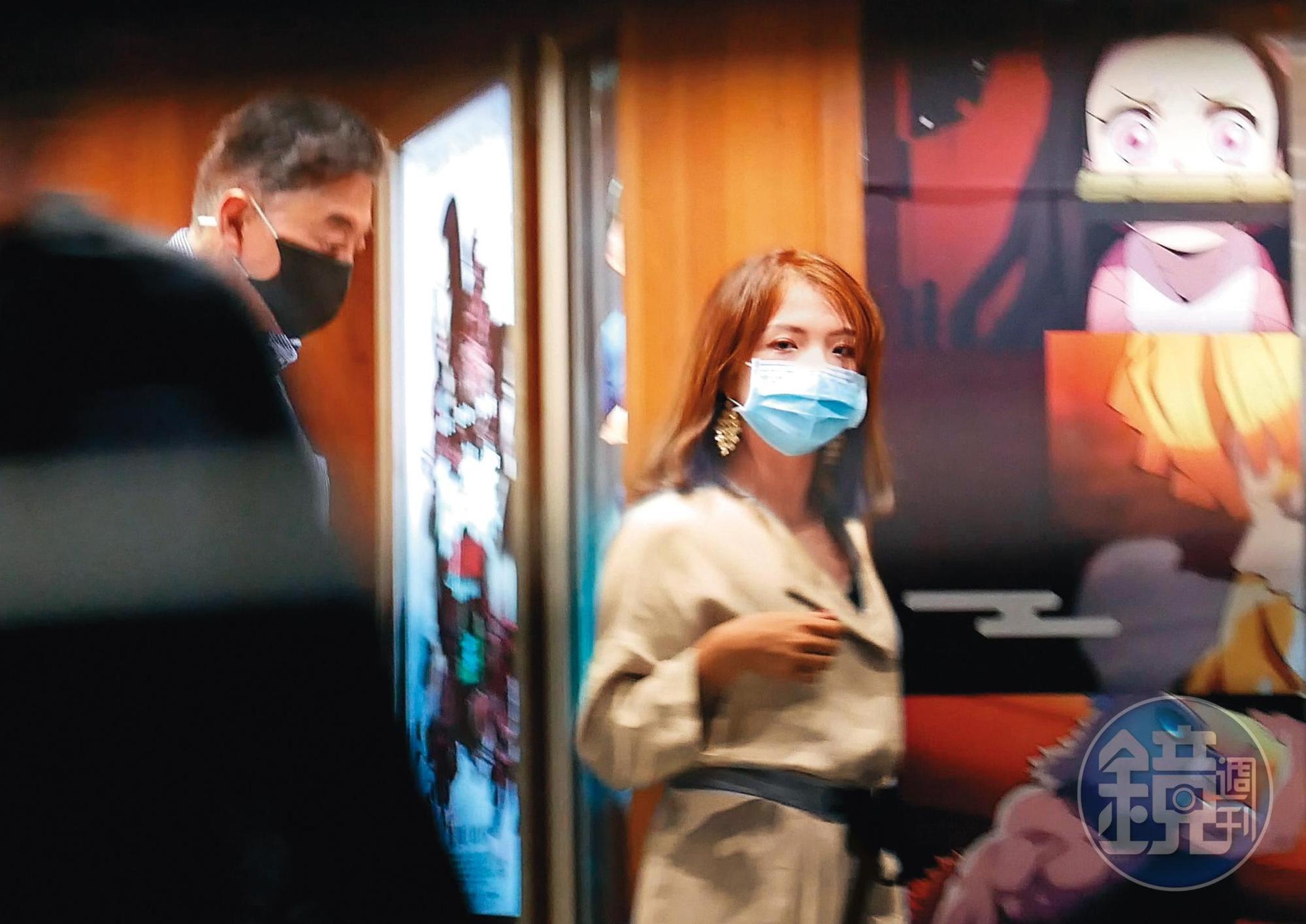 10/18 00:06 高國華(左)和濃妝妹(右)戴著口罩從影廳步出。