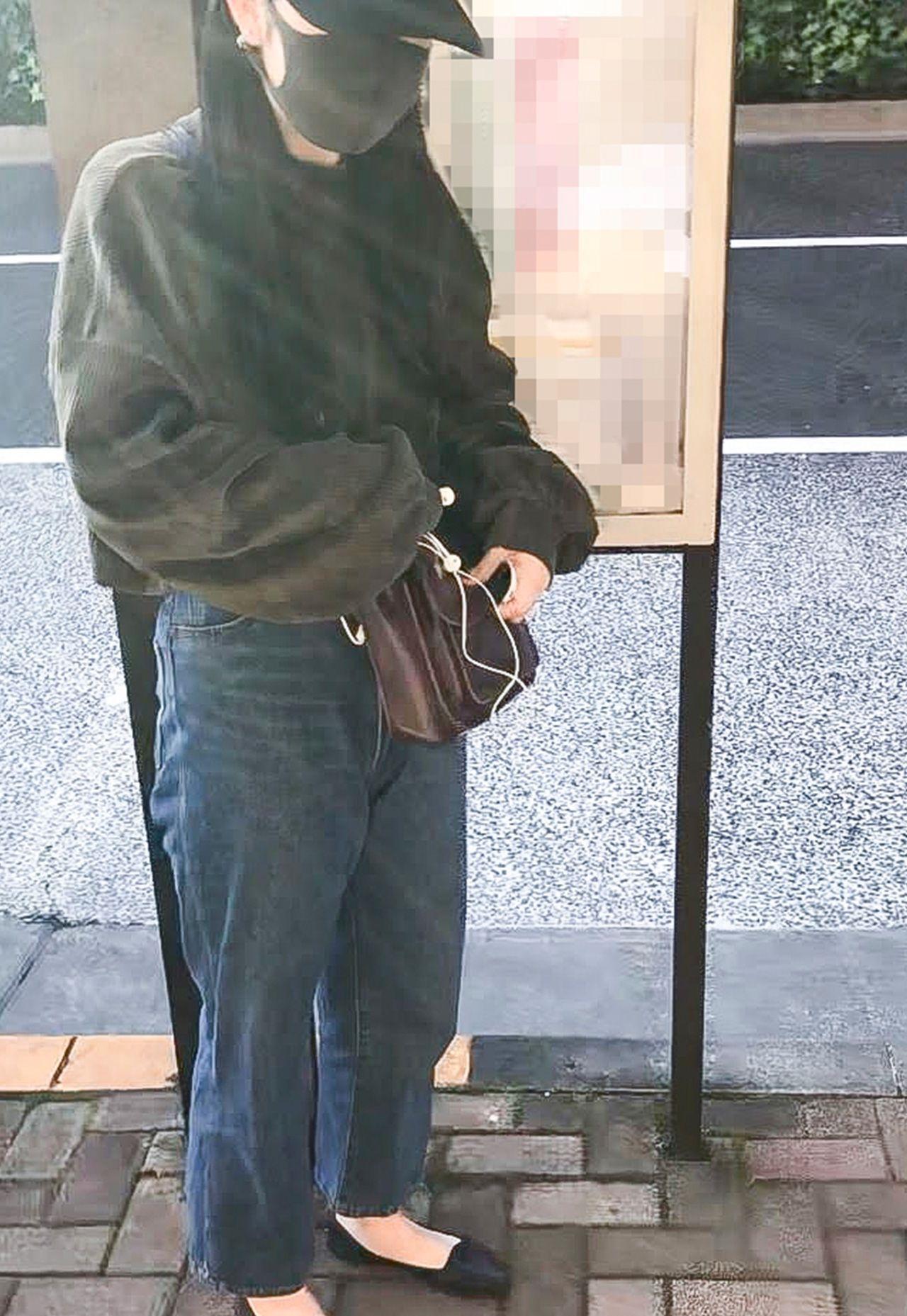 MARIA愛子上月下旬在平日早上才搭計程車返家，似乎沒有到學校上課。（翻攝自《週刊女性》）